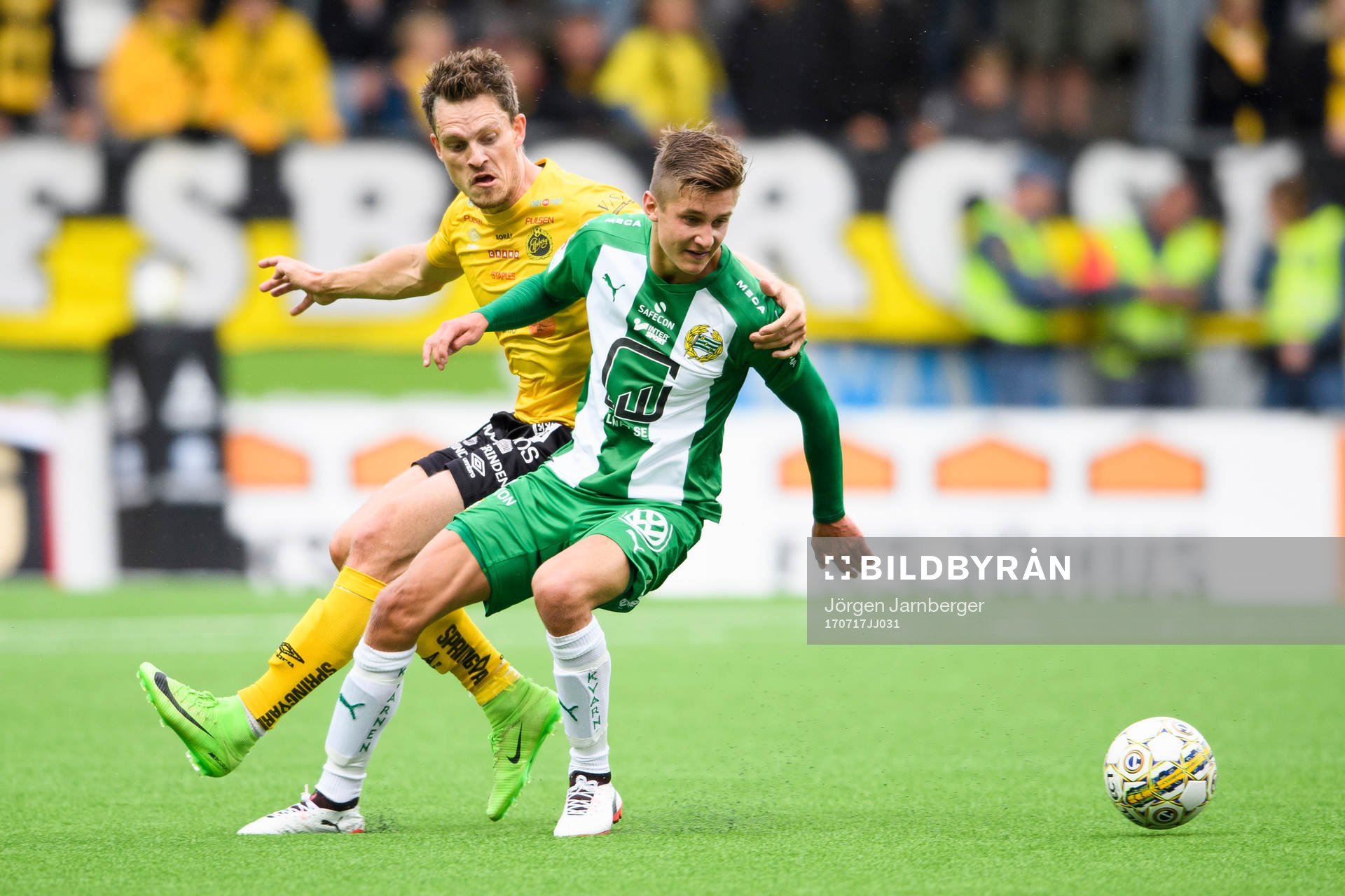 Hammarbys Leo Bengtsson och Elfsborgs Jörgen Horn under fotbollsmatchen i Allsvenskan mellan Elfsborg och Hammarby den 17 juli 2017 i Borås.