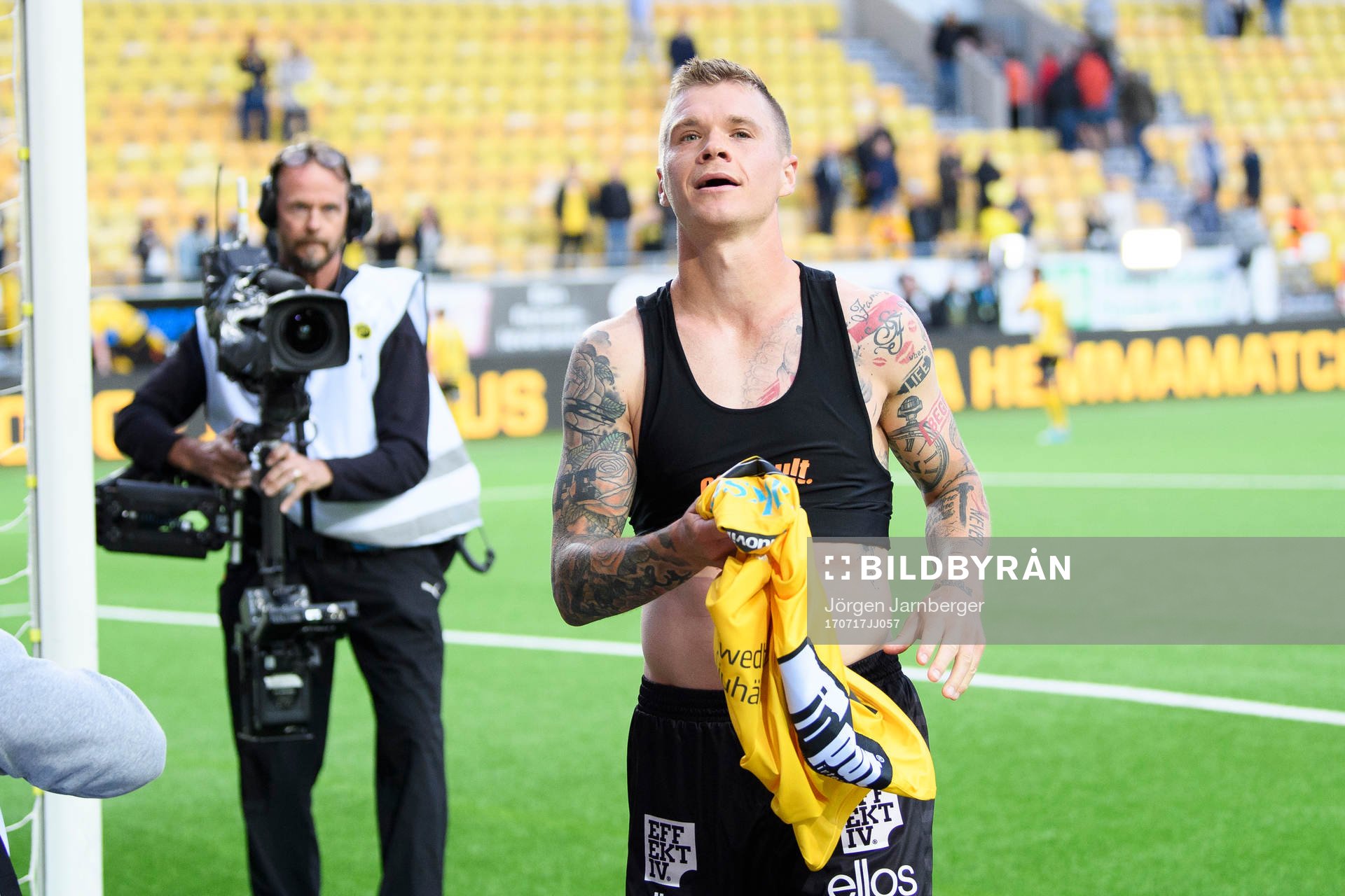 Elfsborgs Samuel Holmén tackar publiken efter fotbollsmatchen i Allsvenskan mellan Elfsborg och Hammarby den 17 juli 2017 i Borås.