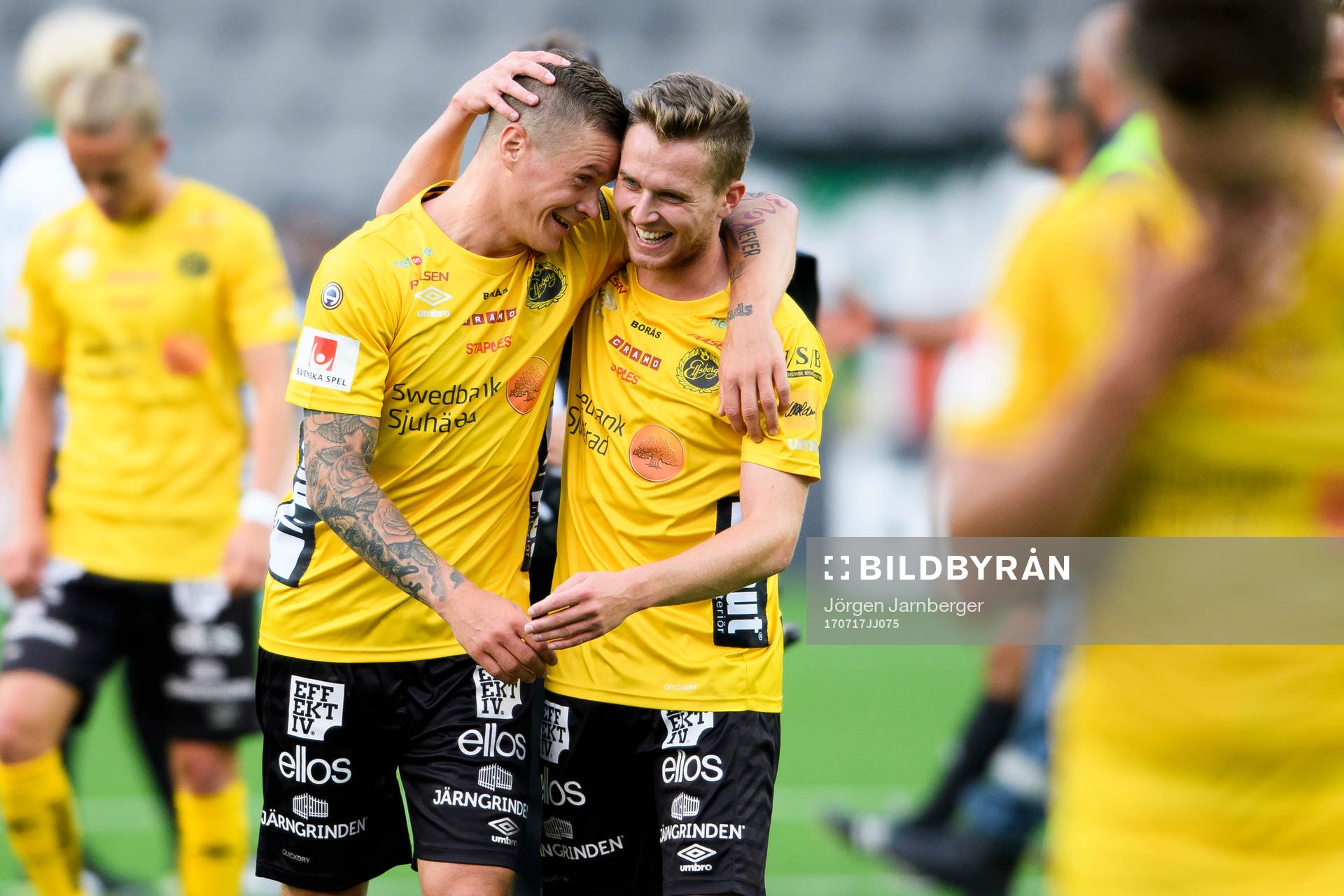 Elfsborgs Samuel Holmén och Adam Lundqvist jublar efter fotbollsmatchen i Allsvenskan mellan Elfsborg och Hammarby den 17 juli 2017 i Borås.