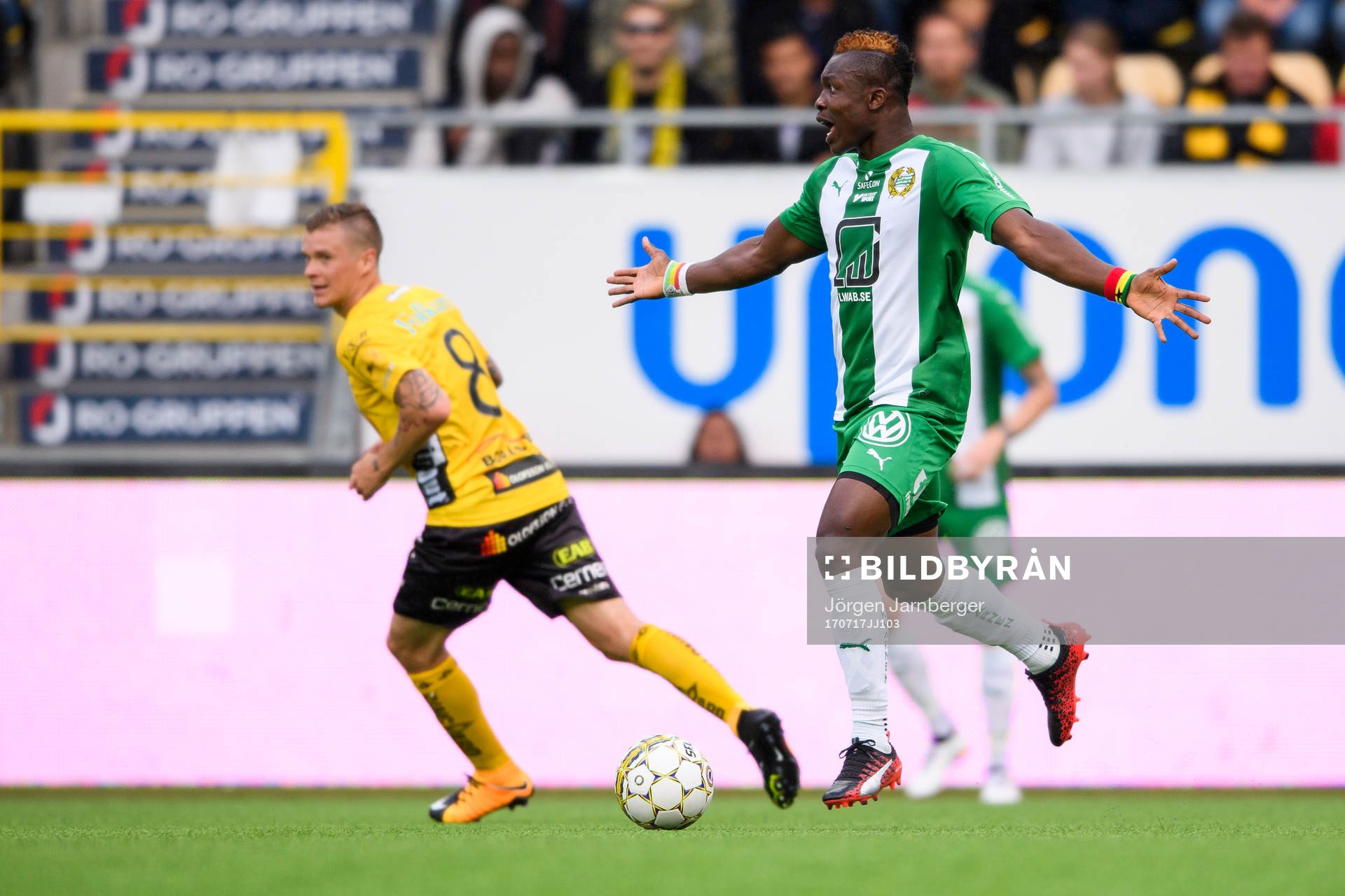Hammarbys Joseph Aidoo slår ut med armarna
