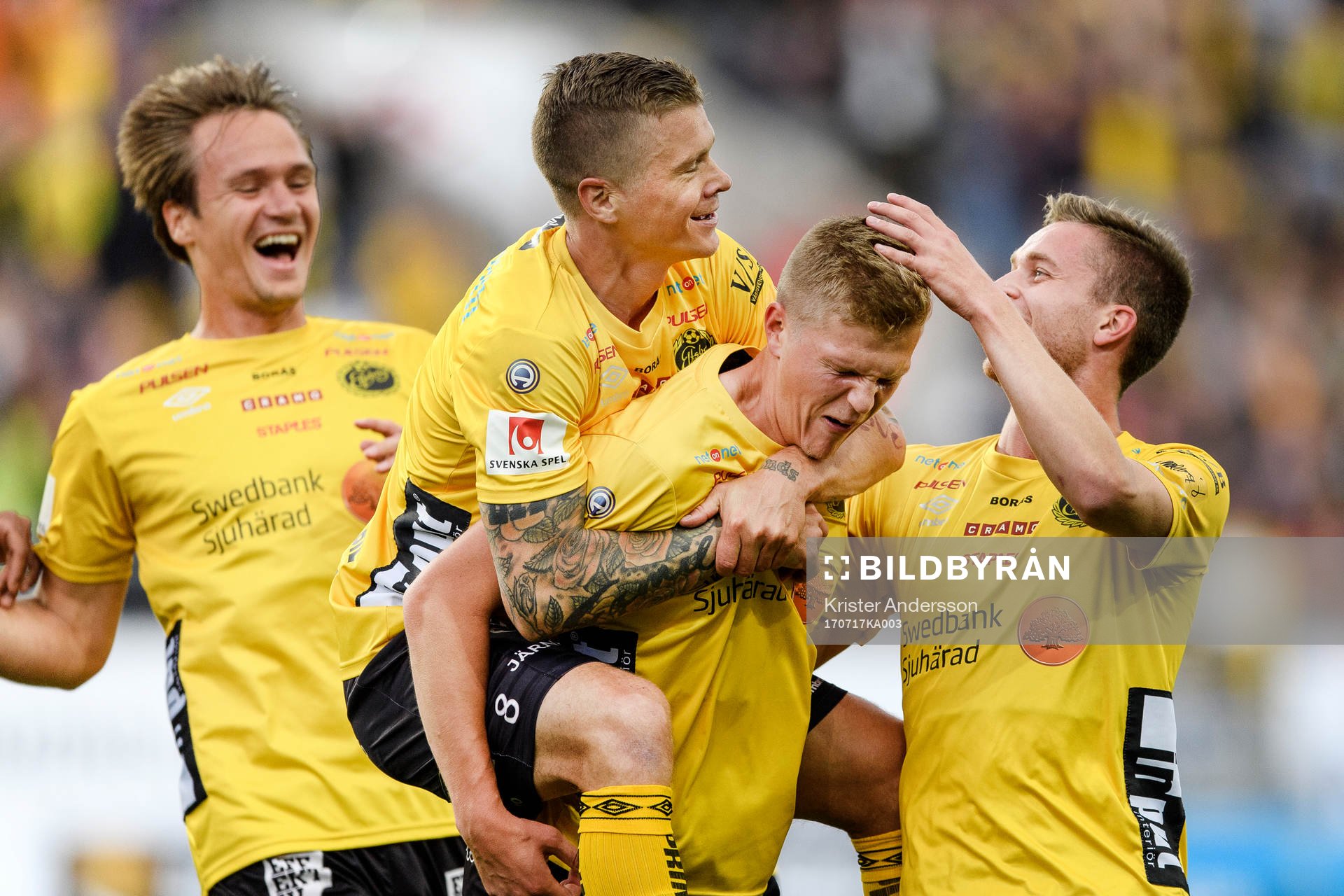 Elfsborgs Joakim Nilsson har gjort 2-0 och jublar med laget