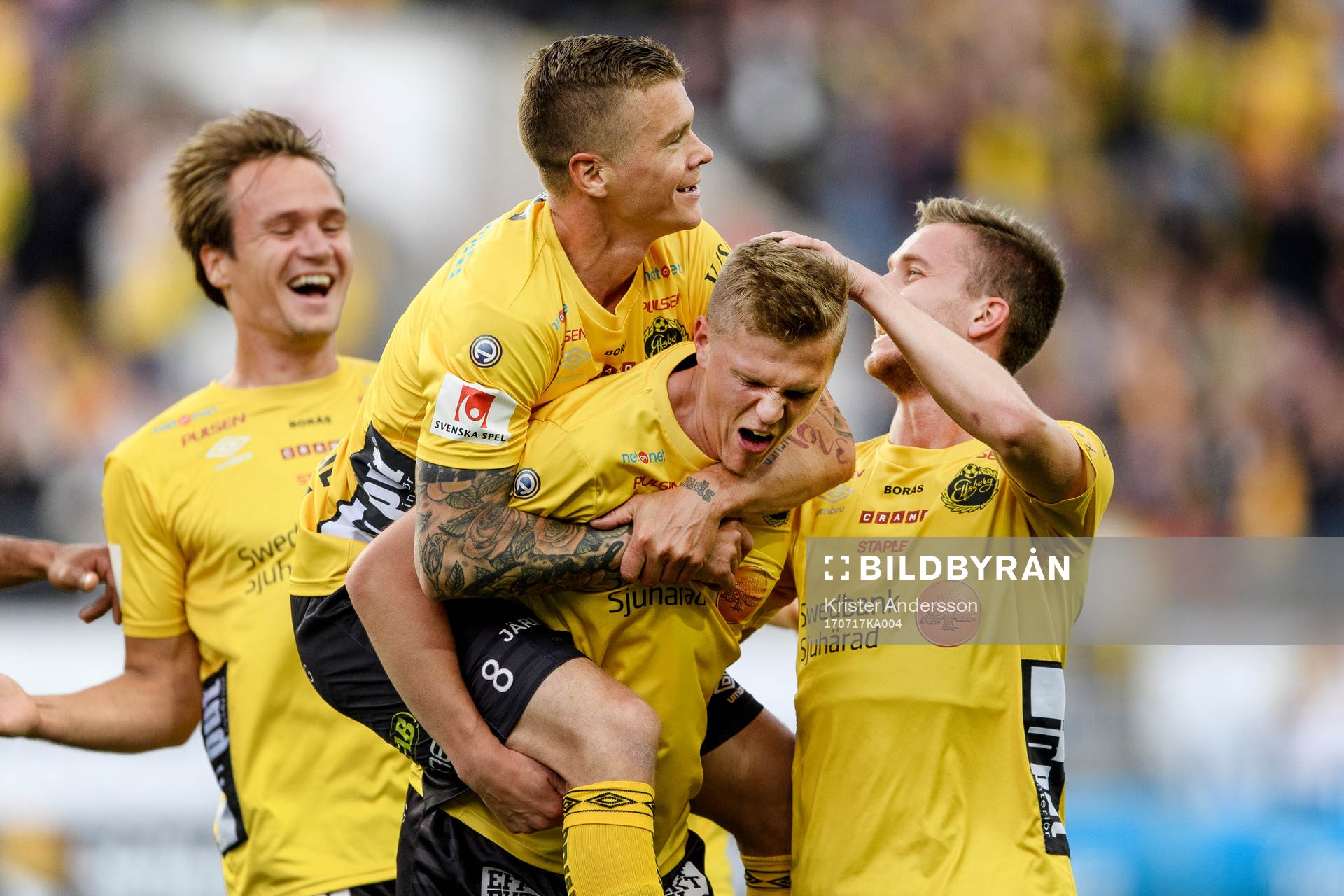 Elfsborgs Joakim Nilsson har gjort 2-0 och jublar med laget