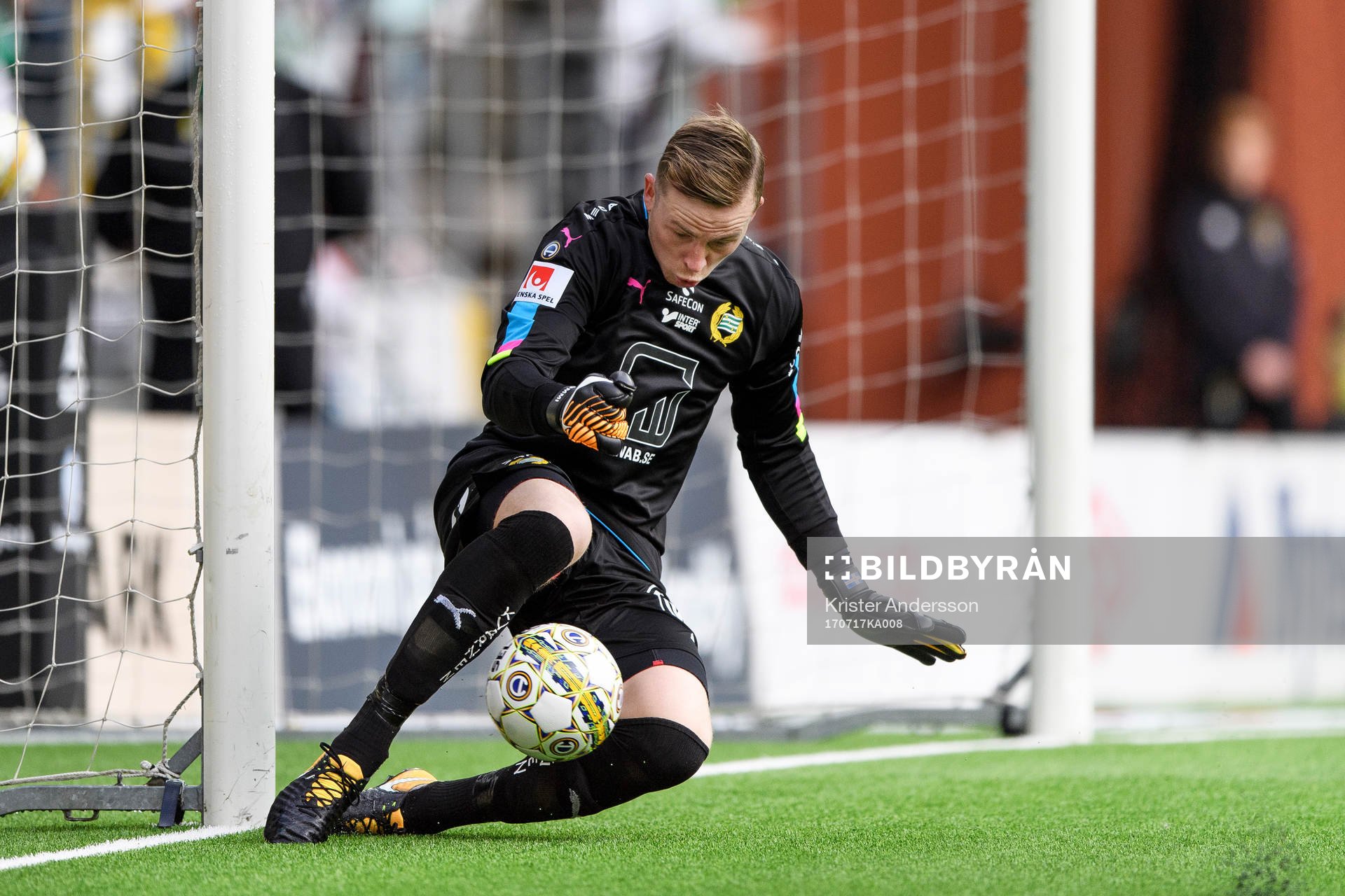 Hammarbys målvakt Ögmundur Kristinsson släpper in bollen