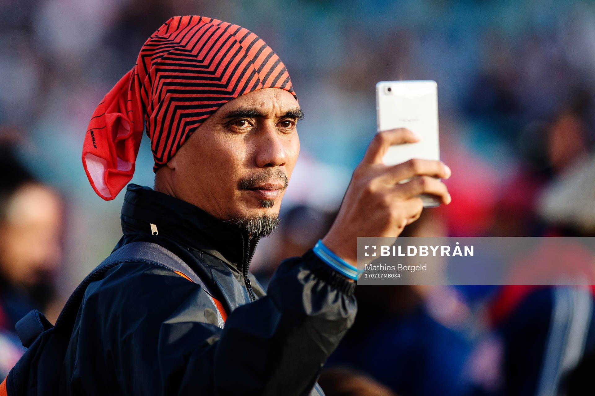 En man tar en selfie