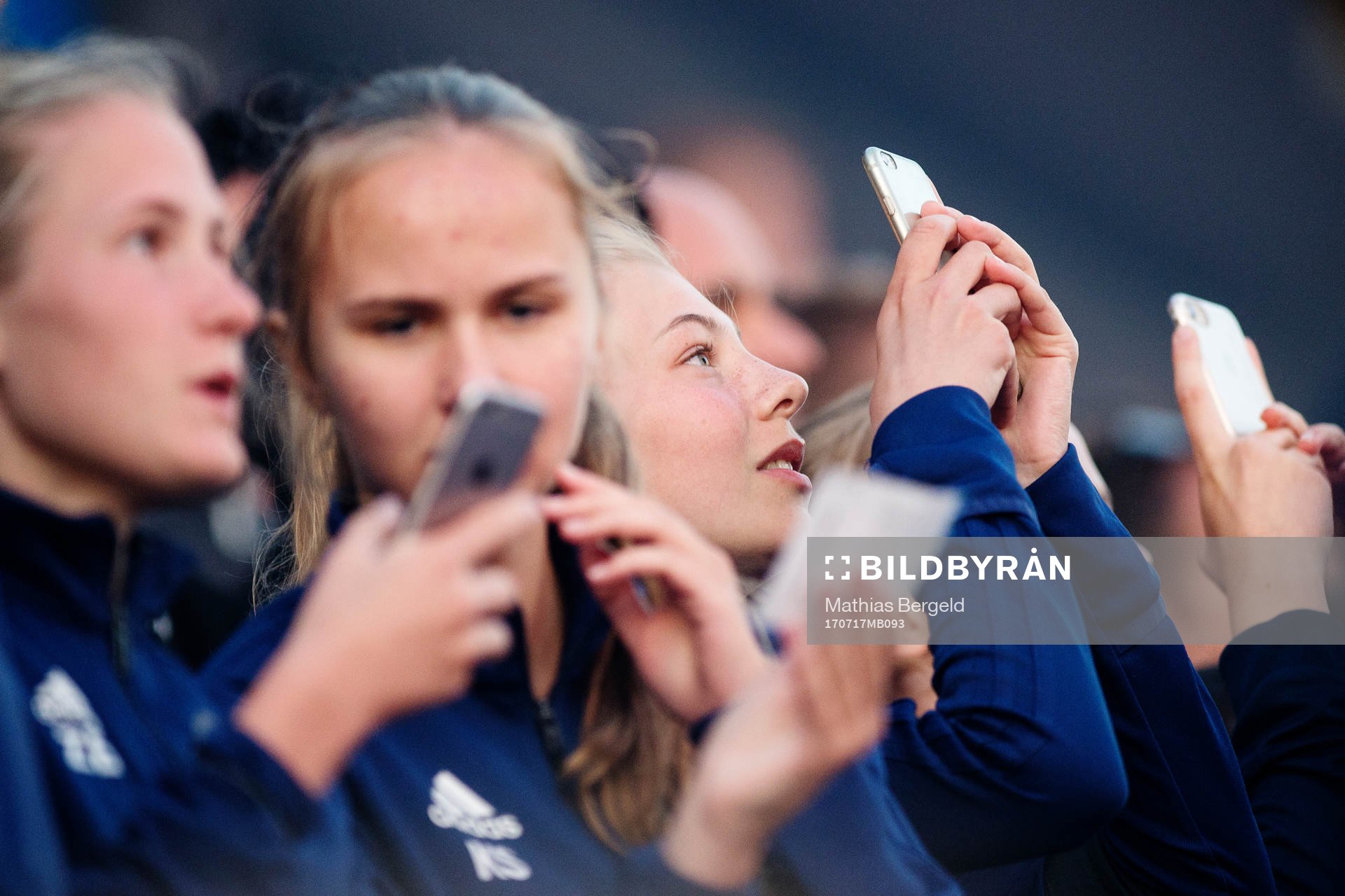 Flickor från Djurgården tar bilder med mobilerna