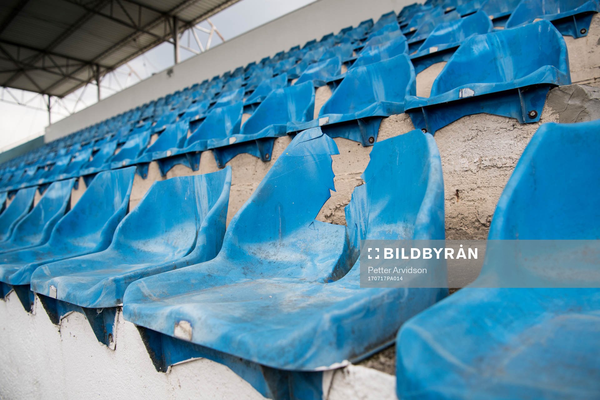 Trasiga stolar på Mladost Stadium