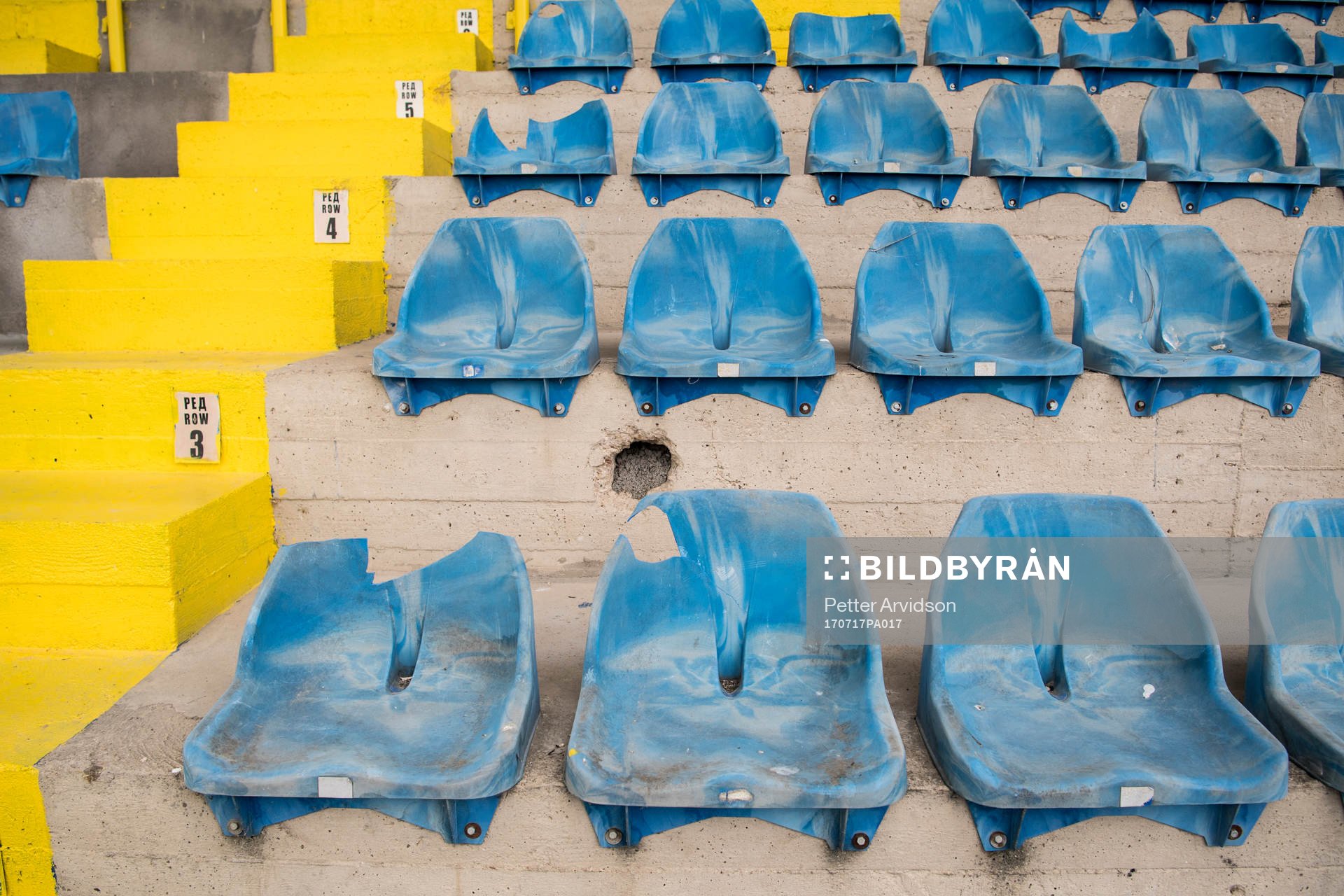 Trasiga stolar på Mladost Stadium