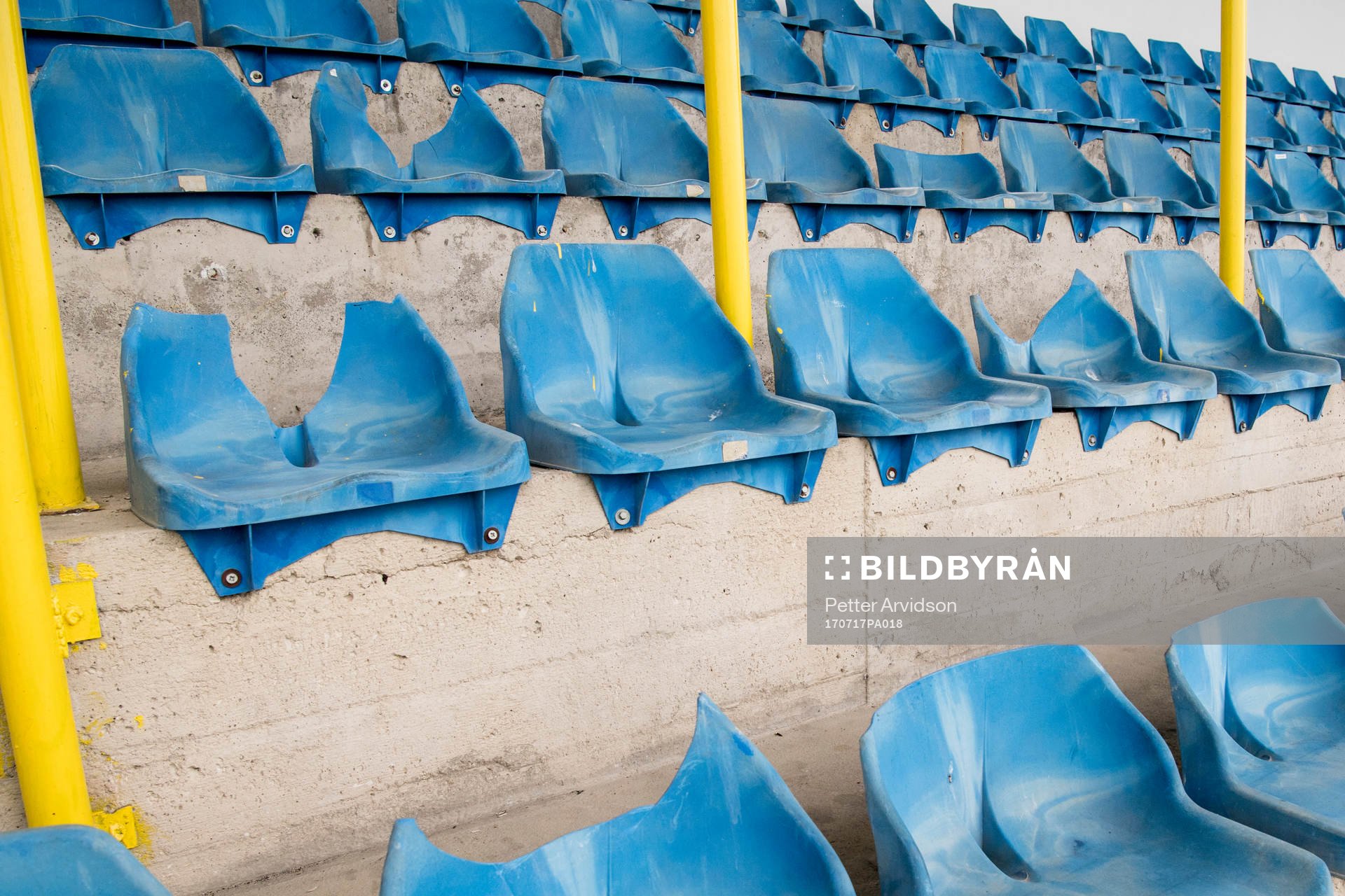 Trasiga stolar på Mladost Stadium