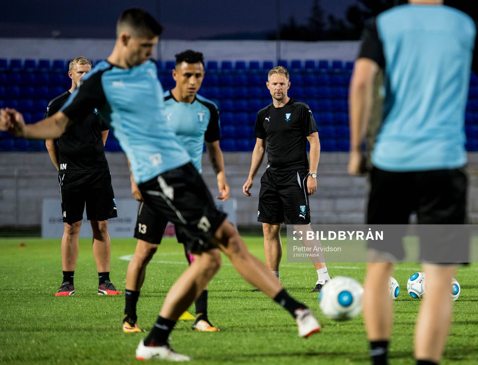Malmö FFs tränare Magnus Pehrsson övervakar en