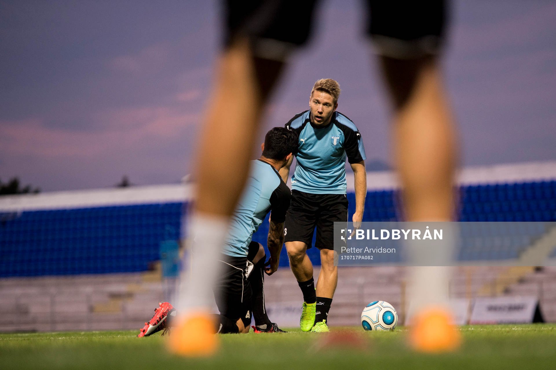 Malmö FFs Anton Tinnerholm i samtal med Behrang Safari under en träning inför kvalet till Champions League den 17 juli 2017 i Strumica.