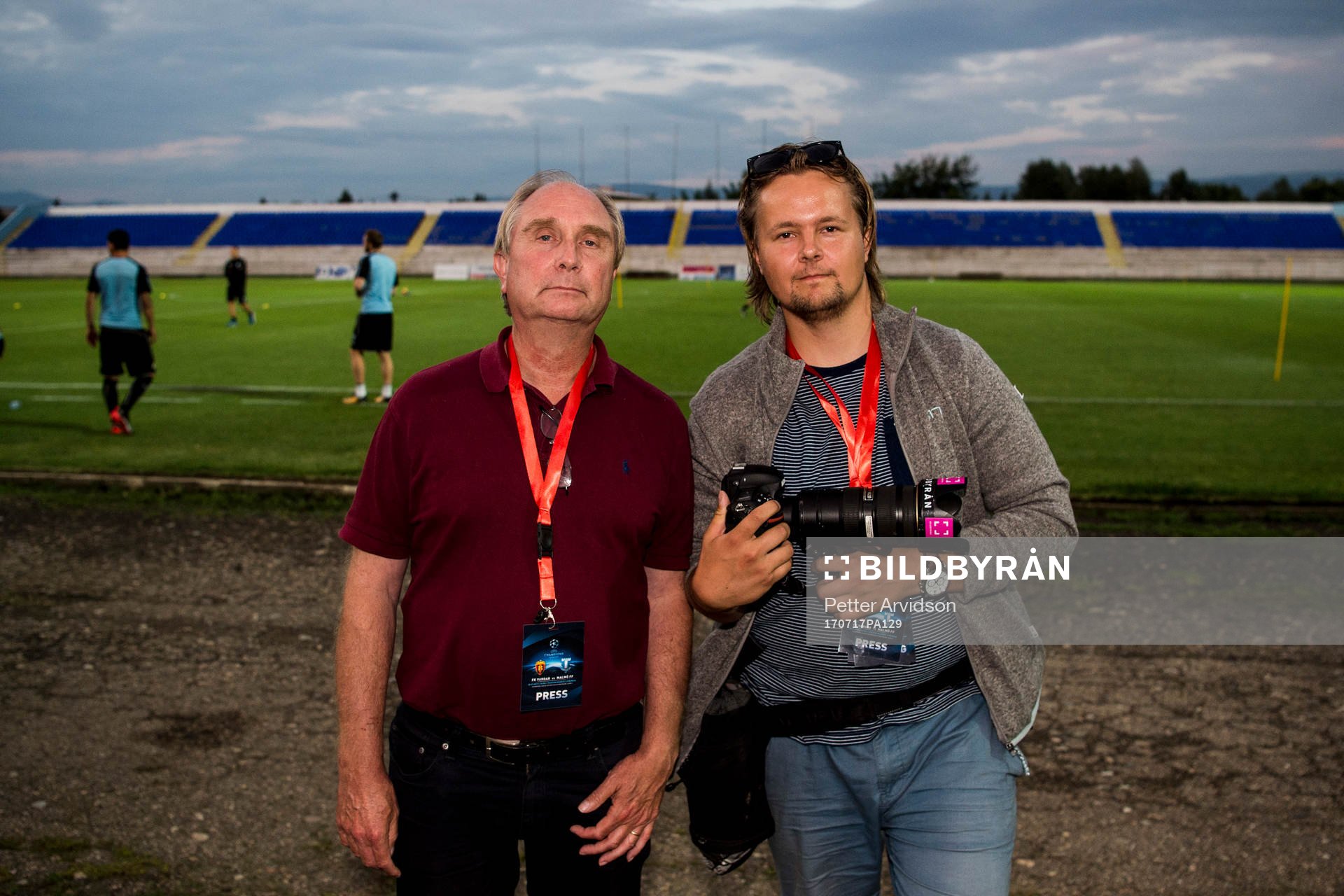 Sydsvenskans reporter Max Wiman och Bildbyråns fotograf Petter Arvidson poserar för en bylinebild under en träning inför kvalet till Champions League den 17 juli 2017 i Strumica.