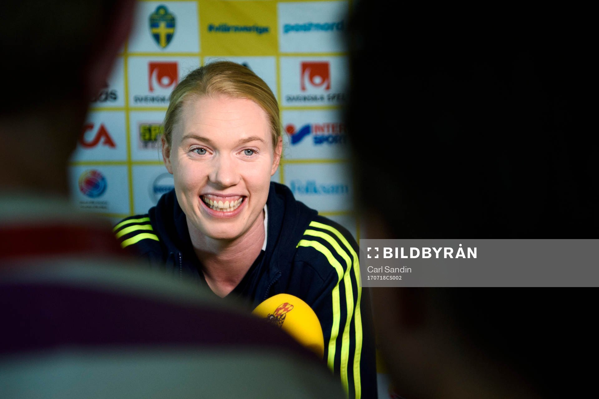 Målvakt Hedvig Lindahl blir intervjuad på en pressträff