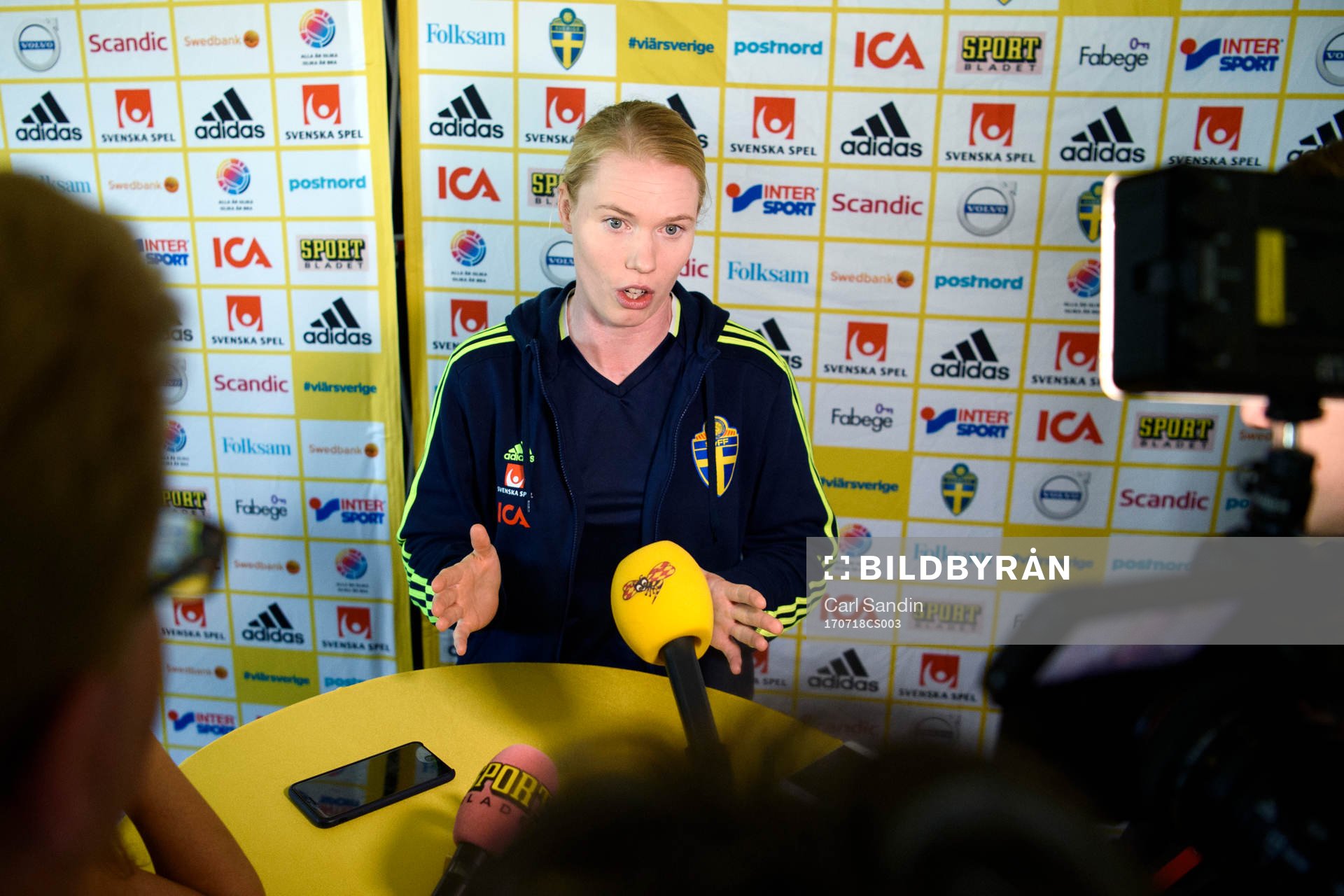 Målvakt Hedvig Lindahl blir intervjuad på en pressträff