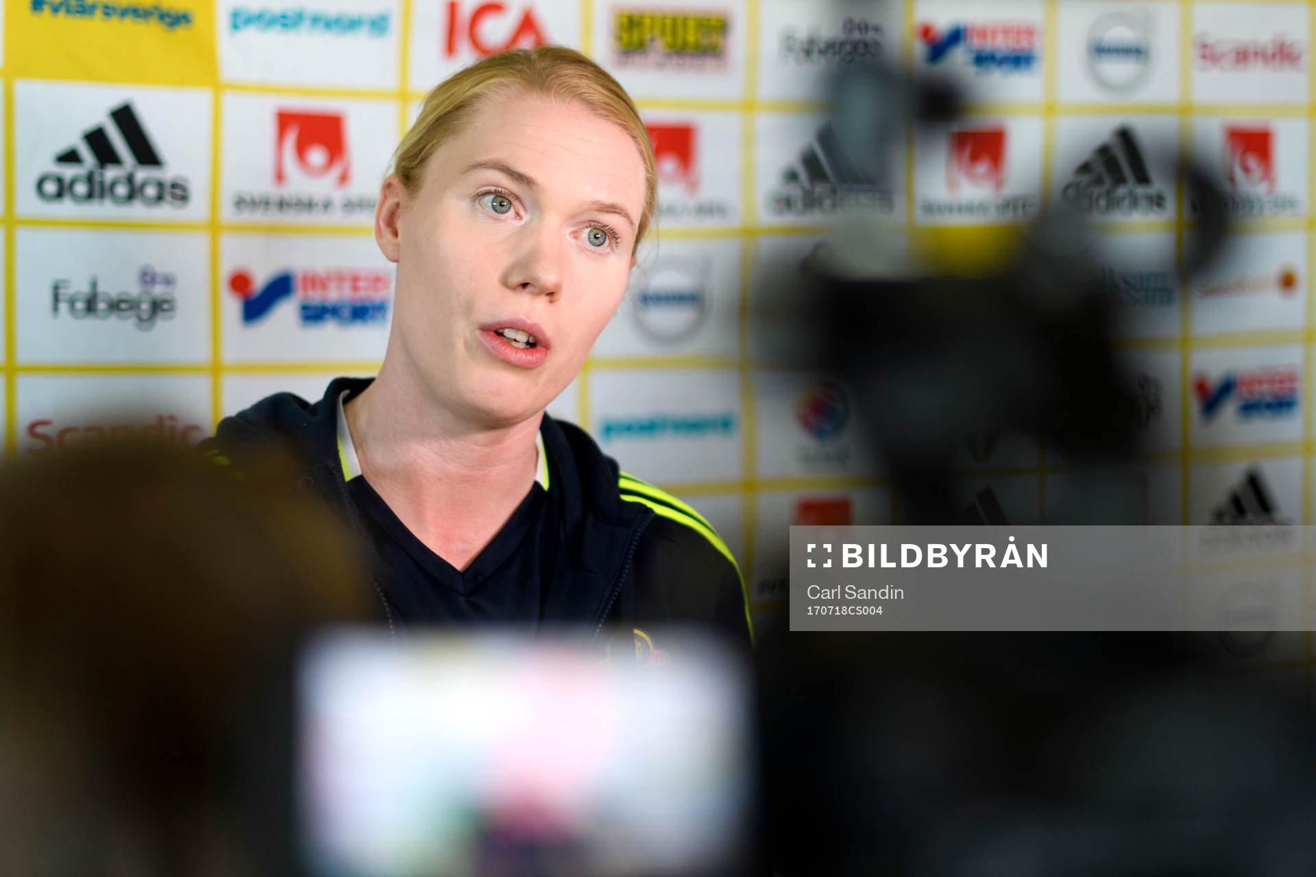 Målvakt Hedvig Lindahl blir intervjuad på en pressträff
