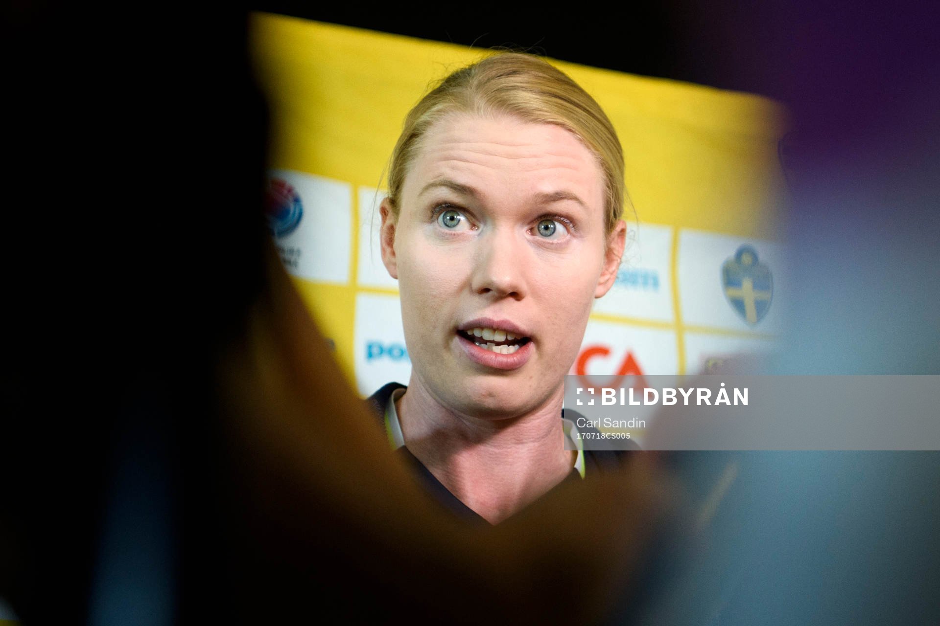 Målvakt Hedvig Lindahl blir intervjuad på en pressträff