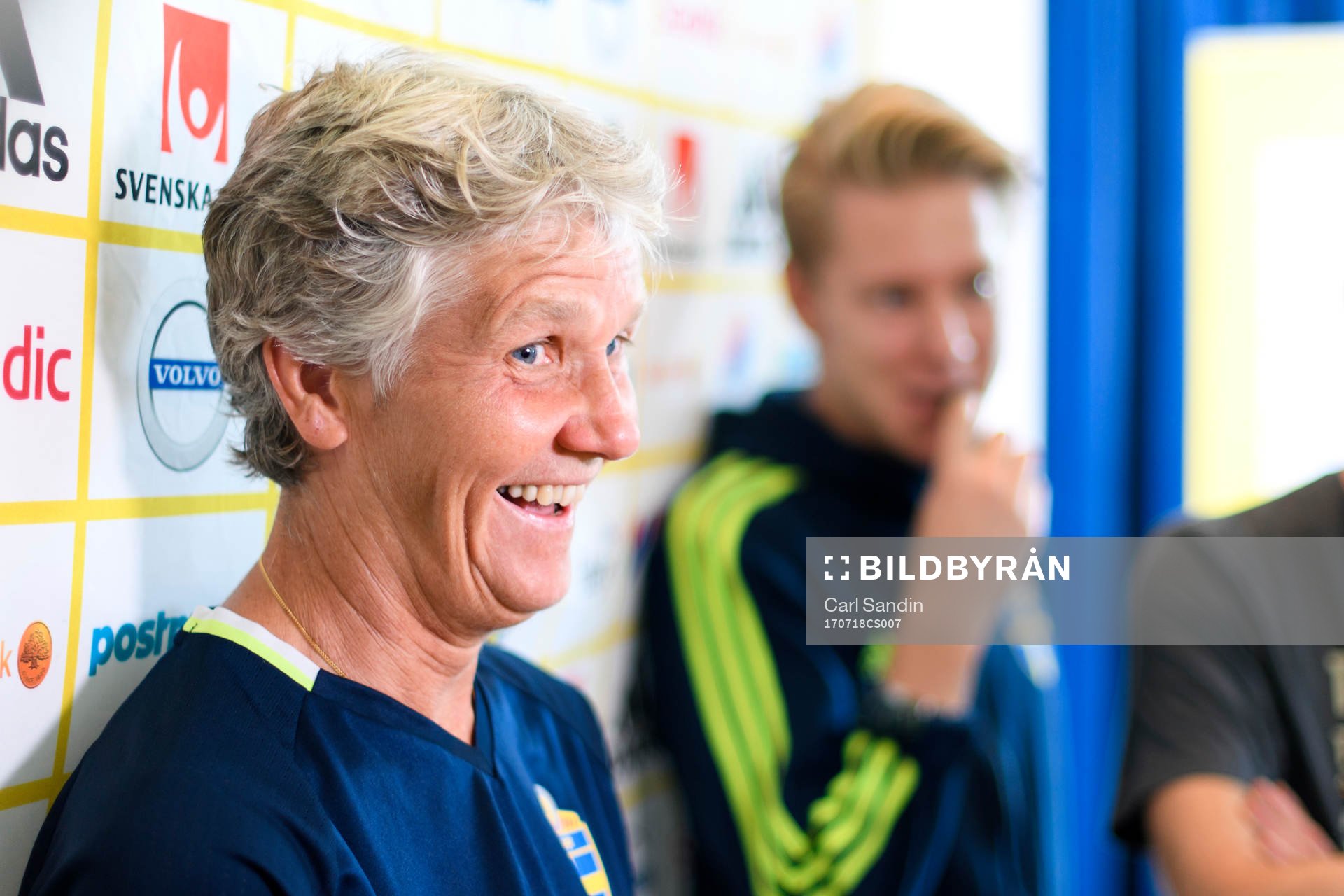 Förbundskapten Pia Sundhage blir intervjuad på en
