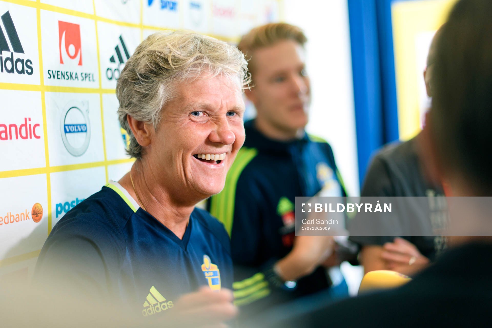 Förbundskapten Pia Sundhage blir intervjuad på en