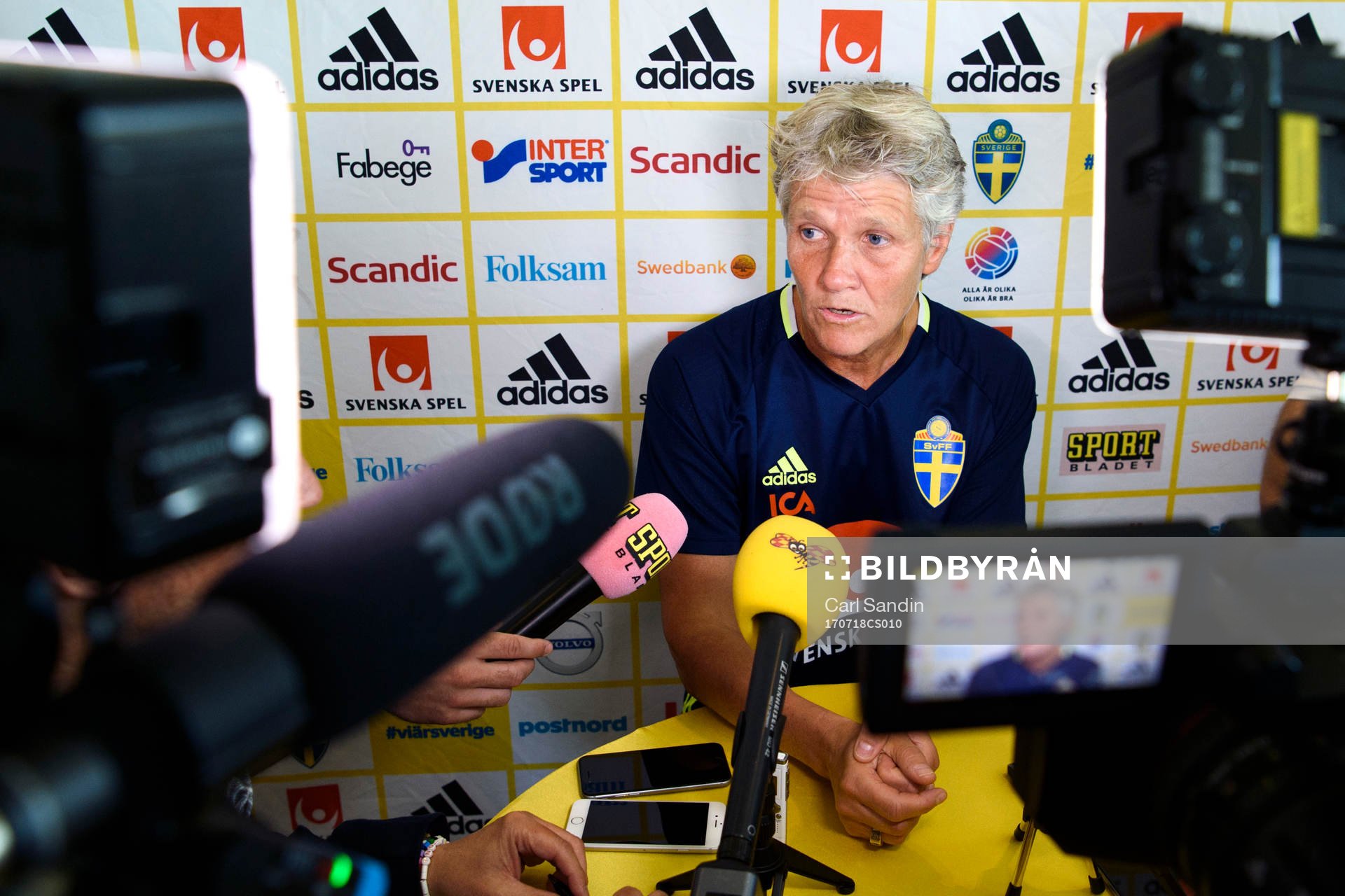 Förbundskapten Pia Sundhage blir intervjuad på en