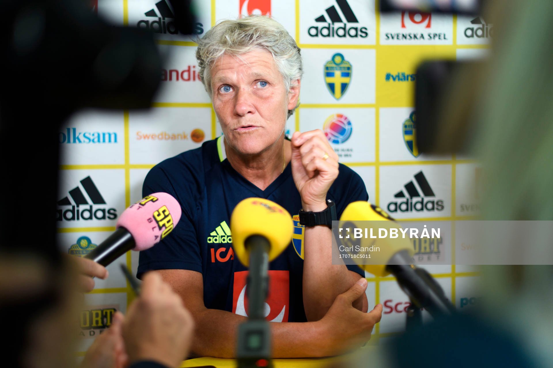 Förbundskapten Pia Sundhage blir intervjuad på en