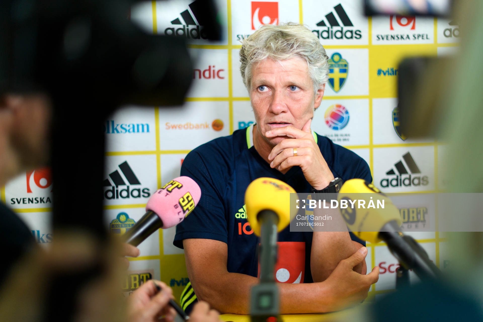 Förbundskapten Pia Sundhage blir intervjuad på en