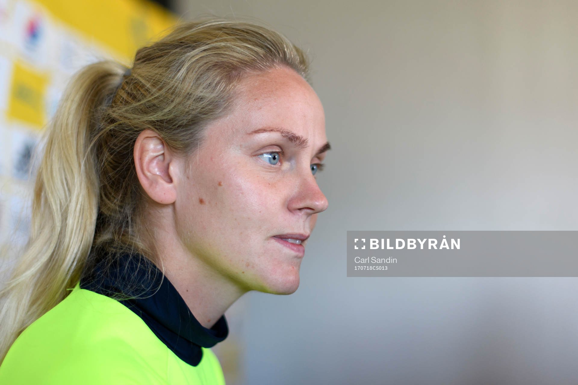Lisa Dahlkvist blir intervjuad på en pressträff med det