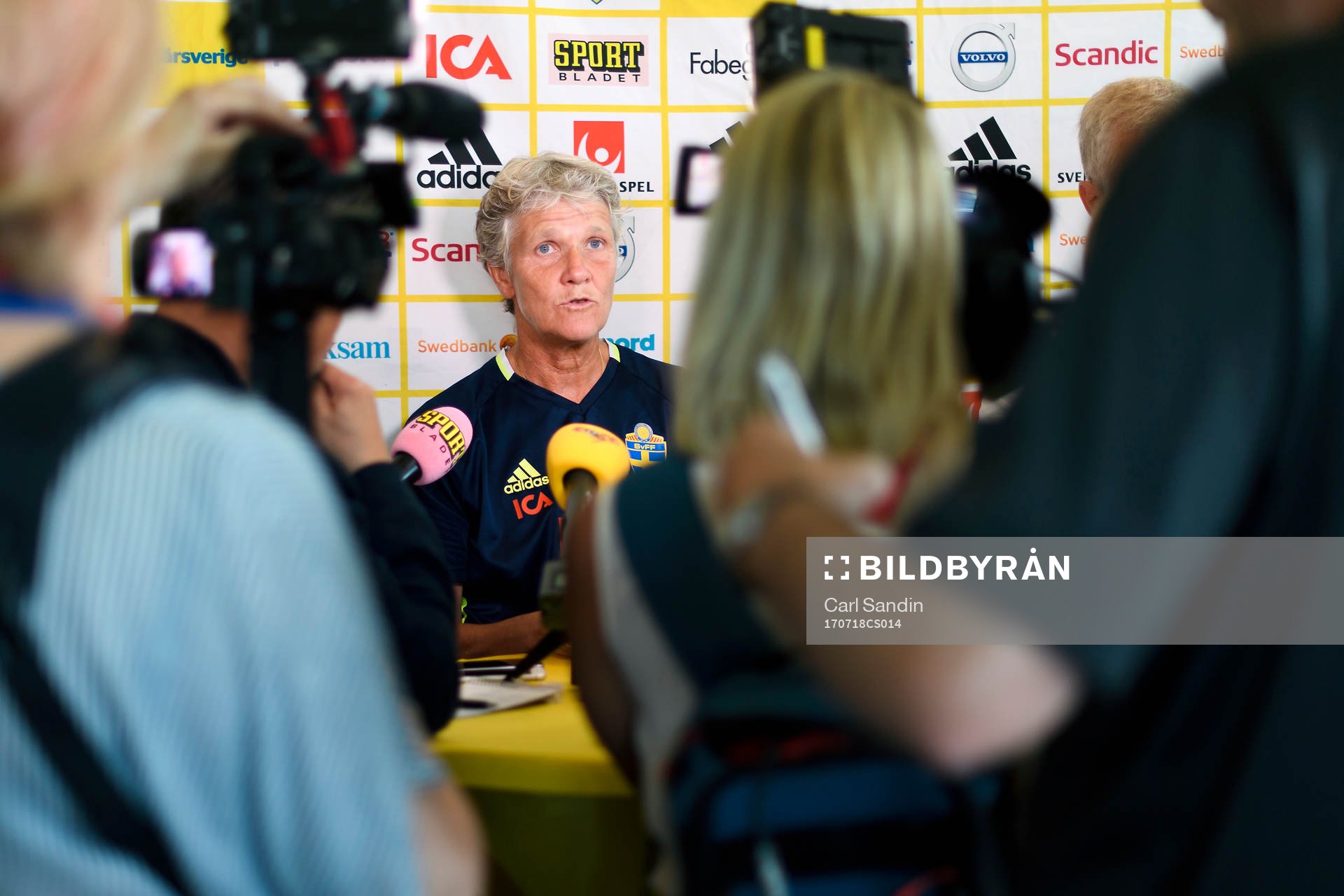 Förbundskapten Pia Sundhage blir intervjuad på en