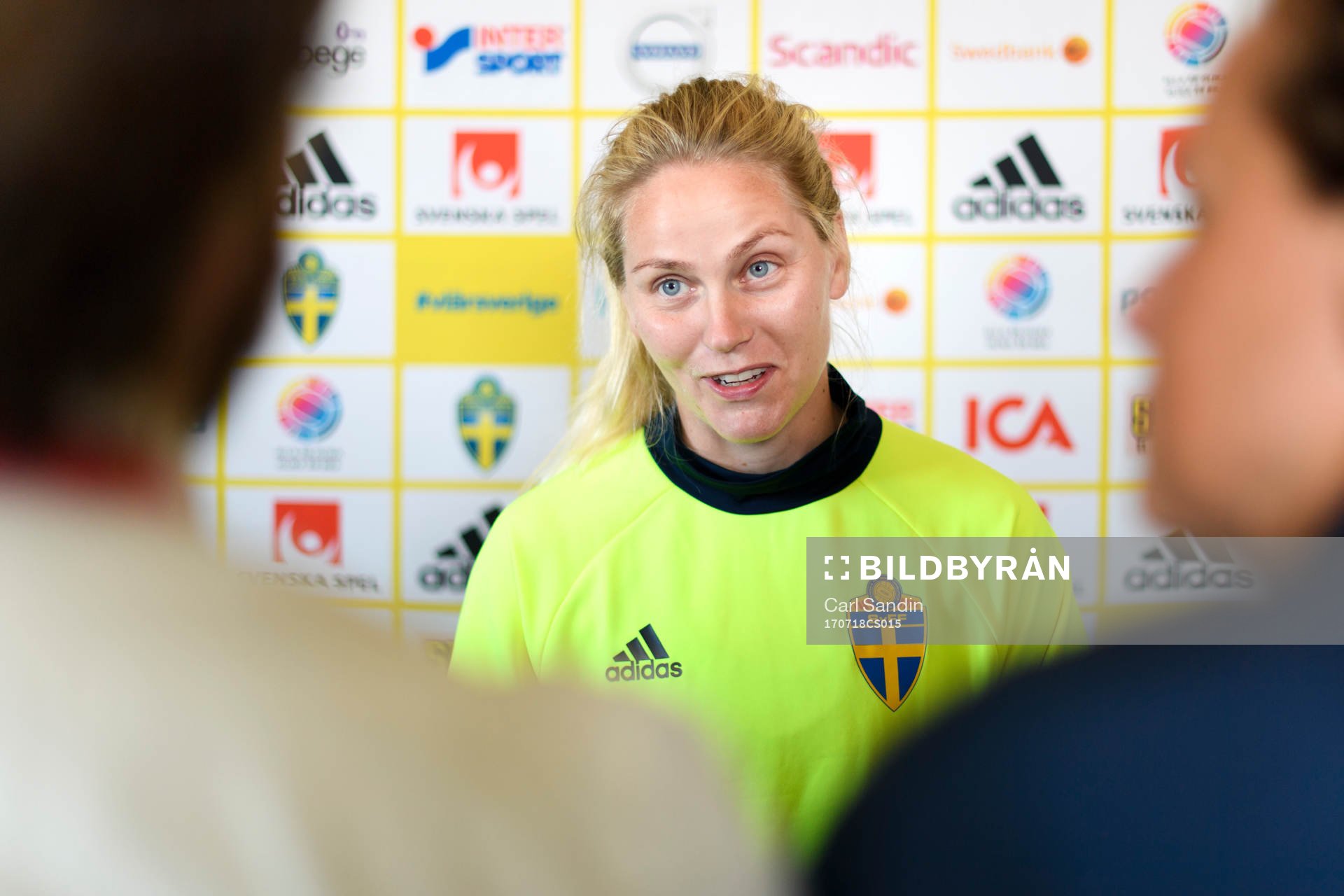 Lisa Dahlkvist blir intervjuad på en pressträff med det