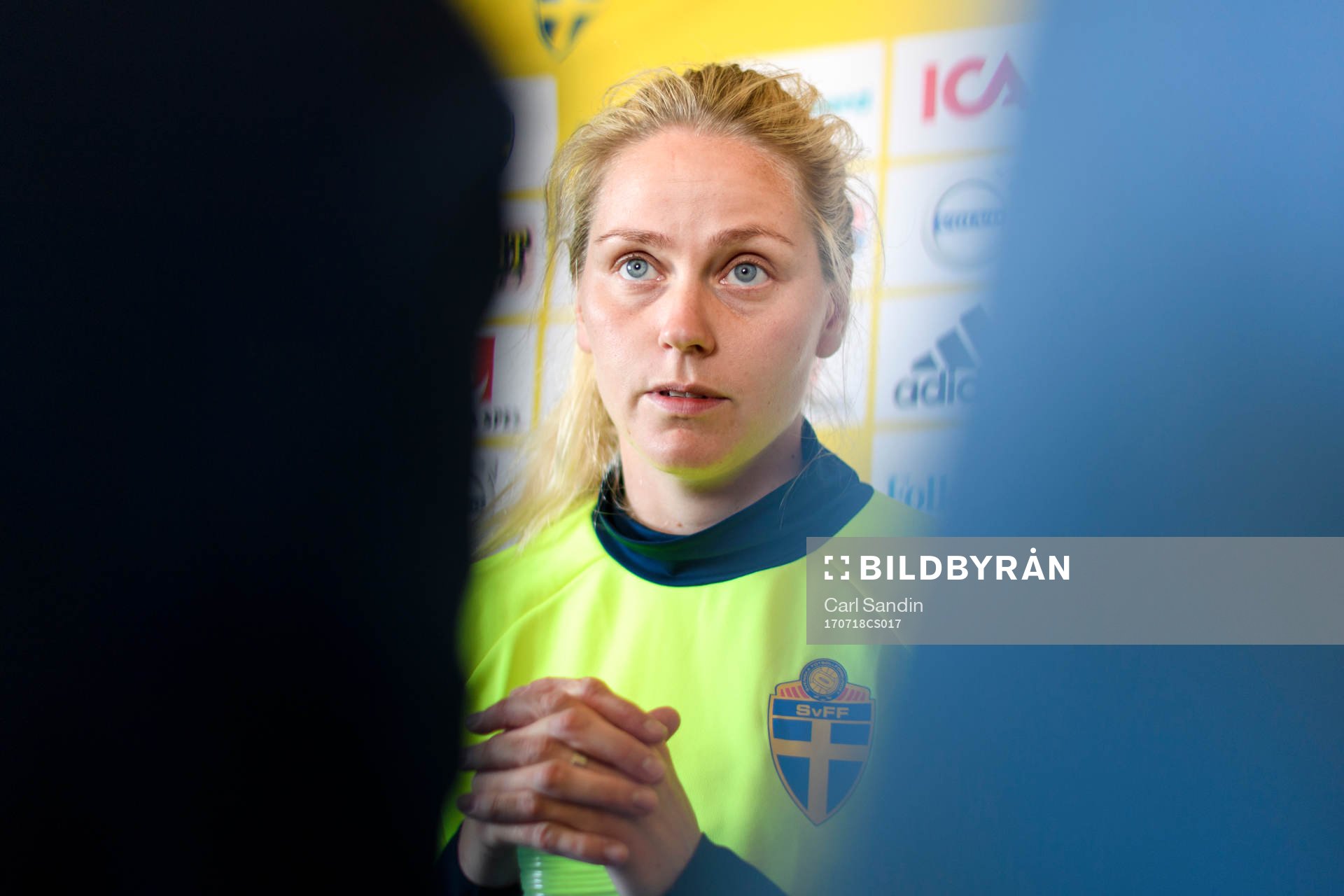Lisa Dahlkvist blir intervjuad på en pressträff med det svenska landslaget under dag 3 av fotbolls-EM den 18 juli 2017 i Arnhem.