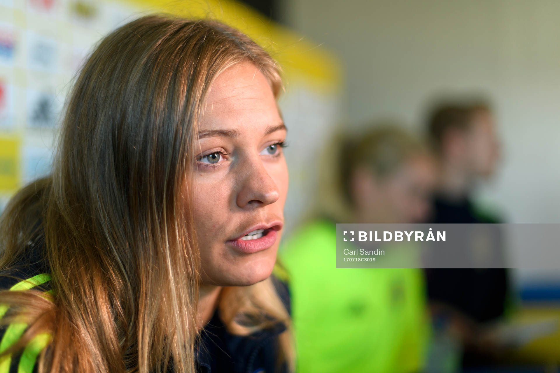 Fridolina Rolfö blir intervjuad på en pressträff med det
