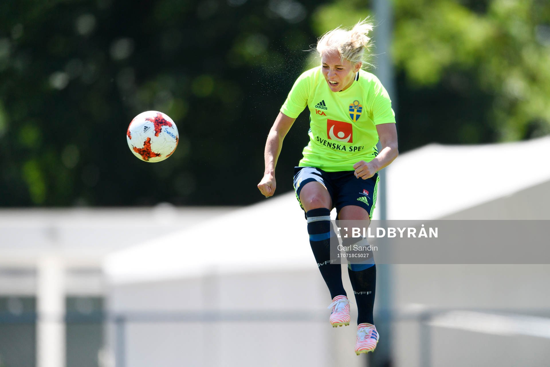 Elin Rubensson nickar en boll på en träning med det