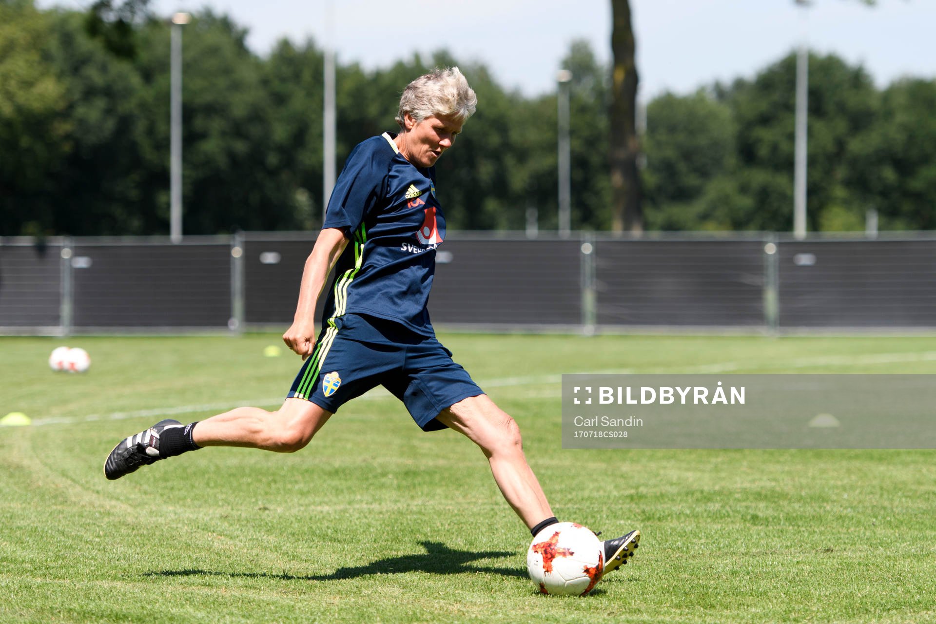 Förbundskapten Pia Sundhage på en träning med det