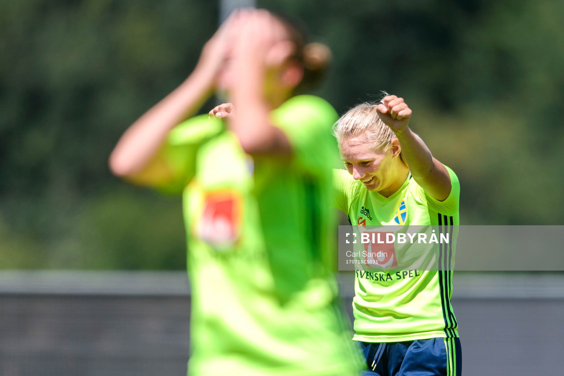 Stina Blackstenius jublar på en träning med det svenska