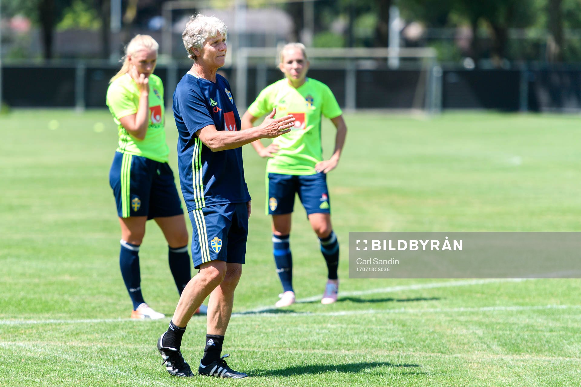 förbundskapten Pia Sundhage på en träning med det