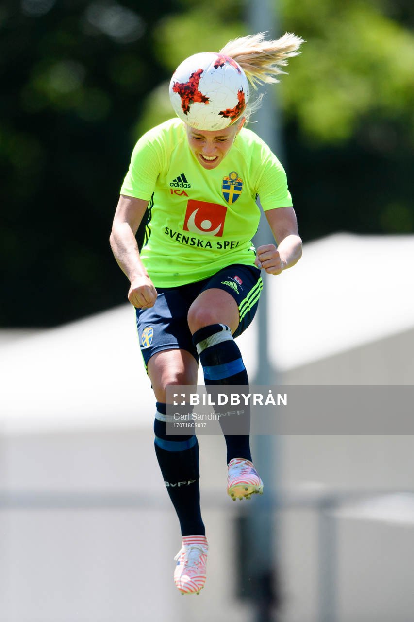 Elin Rubensson nickar en boll på en träning med det