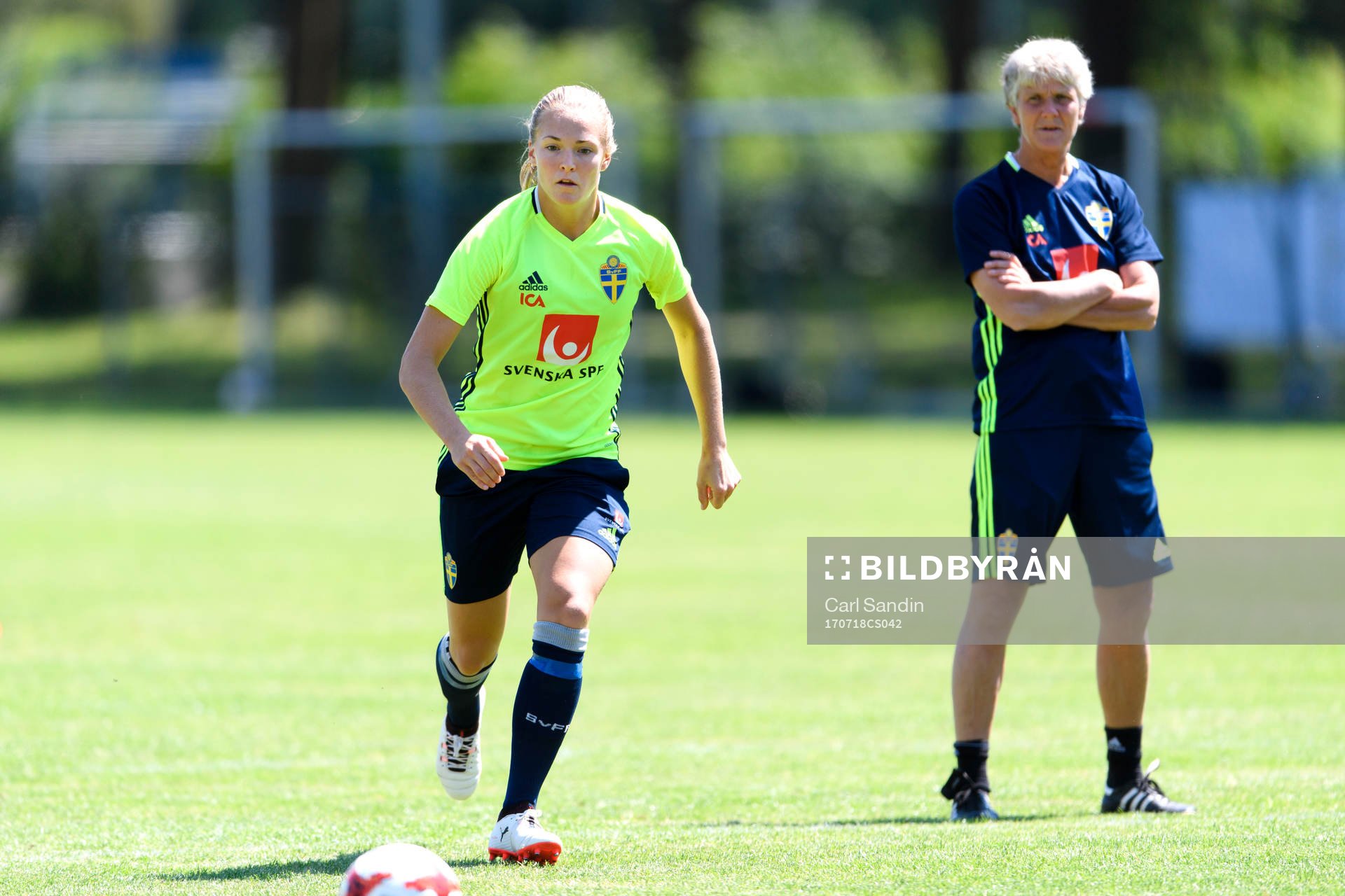 Magdalena Eriksson och förbundskapten Pia Sundhage på en
