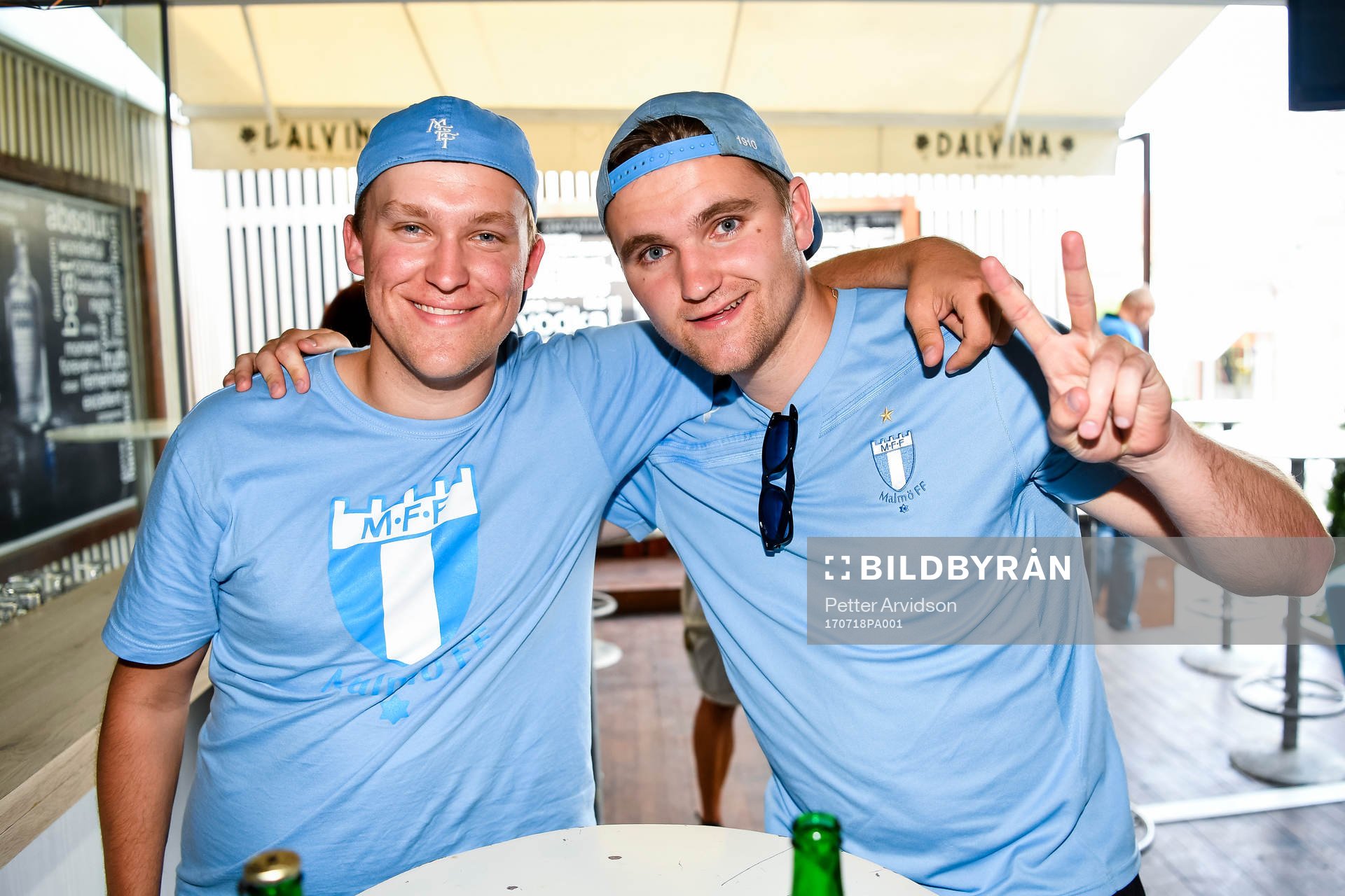 Malmö FFs supportrar Anton och Joakim laddar upp
