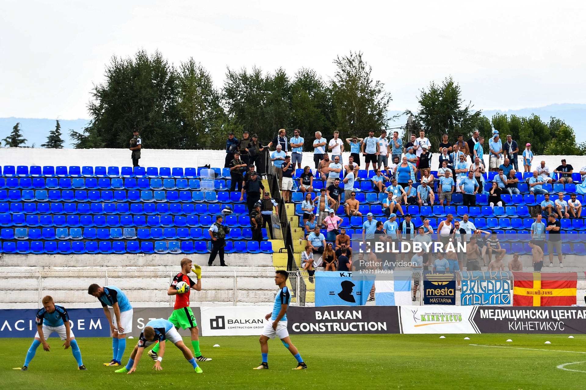 Malmö FFs supportar på läktaren före en fotbollsmatch