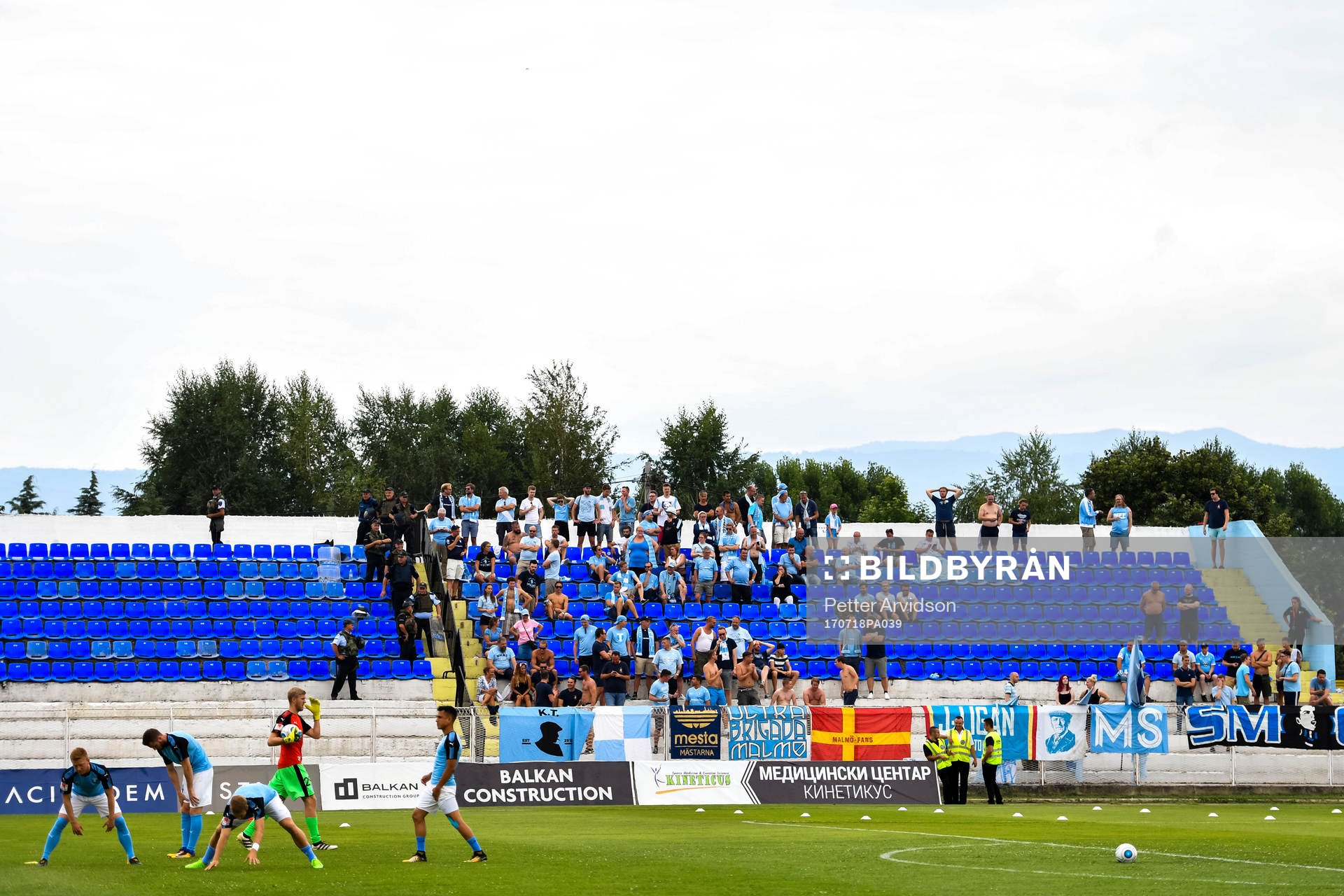 Malmö FFs supportar på läktaren före en fotbollsmatch