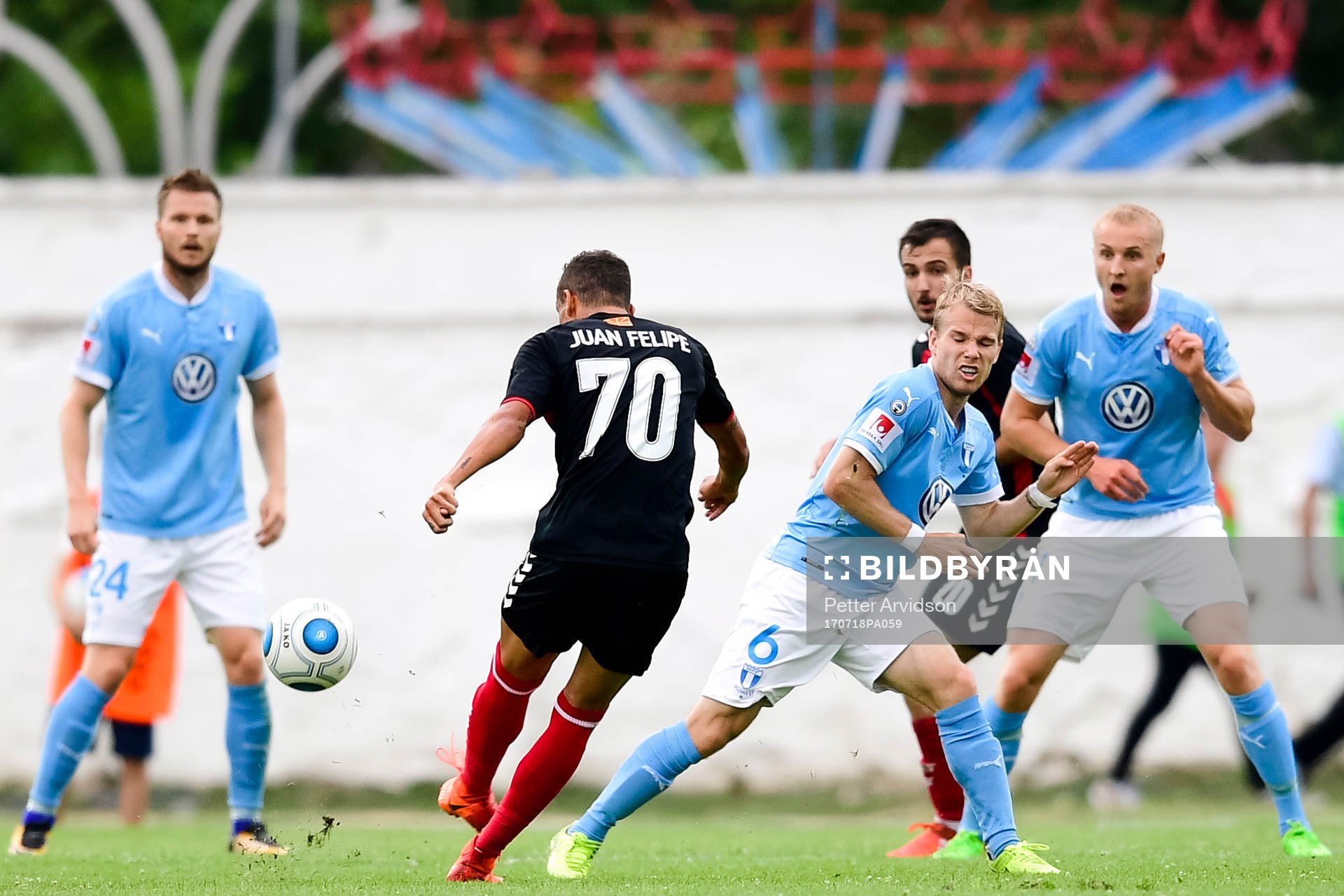Malmö FFs Oscar Lewicki försvarar mot Vardars Huan Felipe