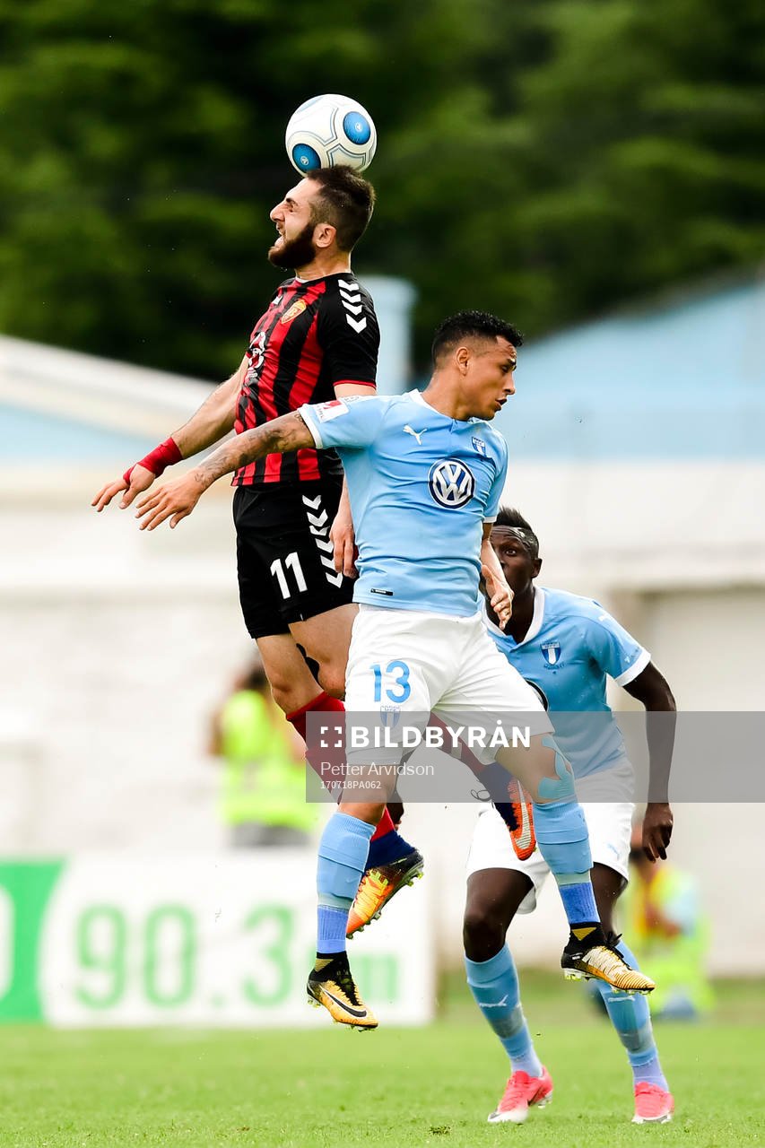  Vardars Tigran Basregjan och Malmö FFs Yoshimar Yotún  under en fotbollsmatch mellan Vardar och Malmö FF i kvalet till Champions League den 18 juli 2017 i Strumica.
