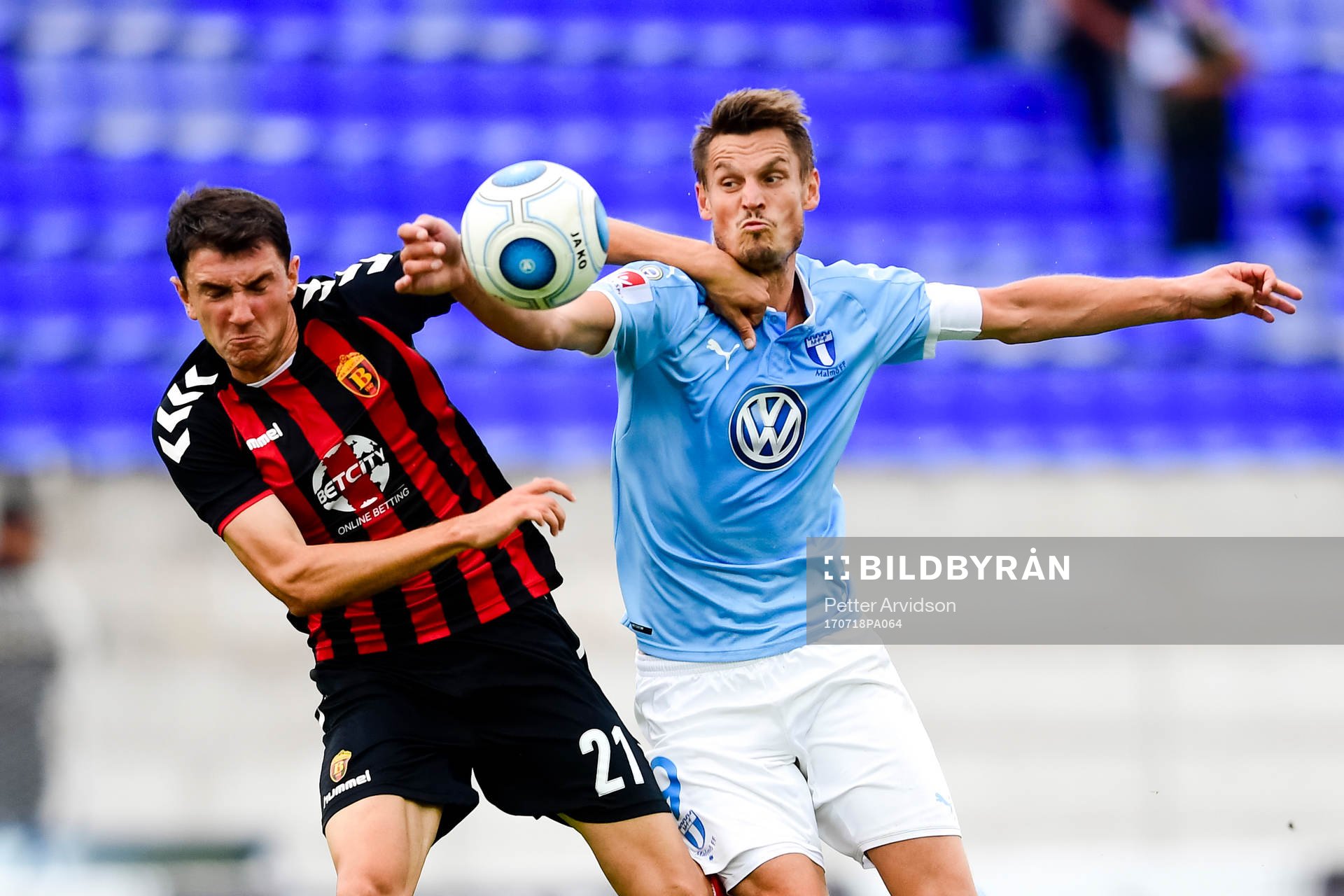 Vardars Evgenij Novak och Malmö FFs Markus Rosenberg