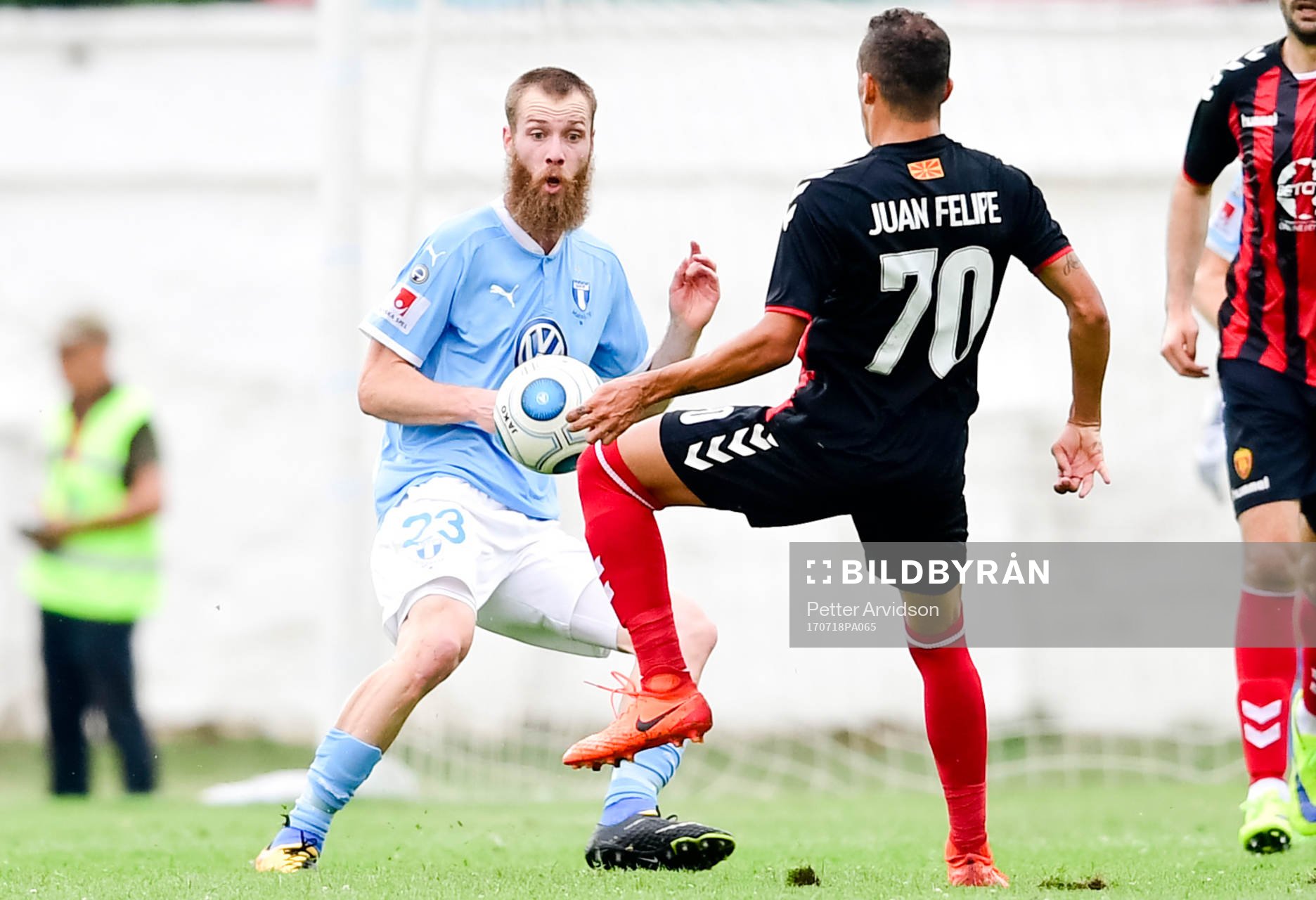 Malmö FFs Jo Inge Berget och Vardars Huan Felipe Ribeiro under en fotbollsmatch mellan Vardar och Malmö FF i kvalet till Champions League den 18 juli 2017 i Strumica.