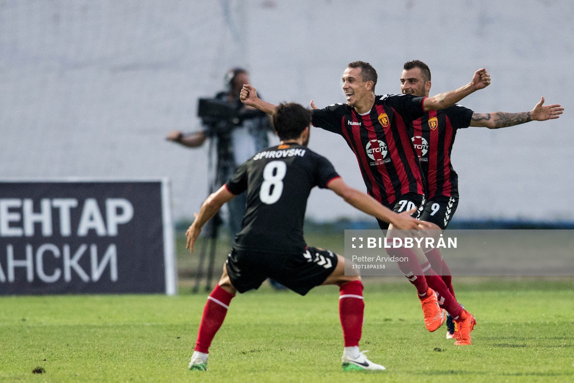 Vardars Huan Felipe Ribeiro och Dejan Blazhevski jublar