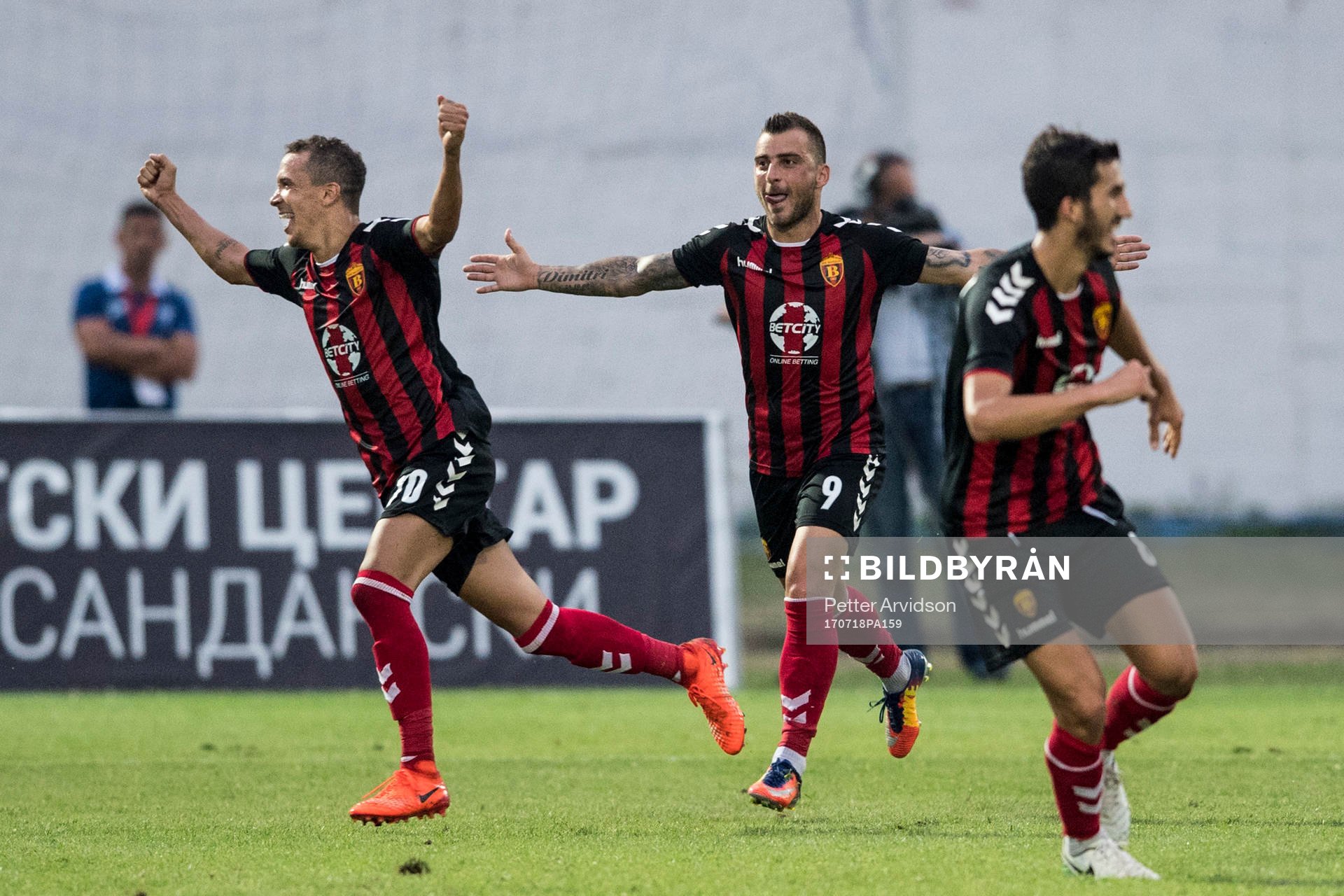Vardars Huan Felipe Ribeiro och Dejan Blazhevski jublar efter 3-1 målet under en fotbollsmatch mellan Vardar och Malmö FF i kvalet till Champions League den 18 juli 2017 i Strumica.