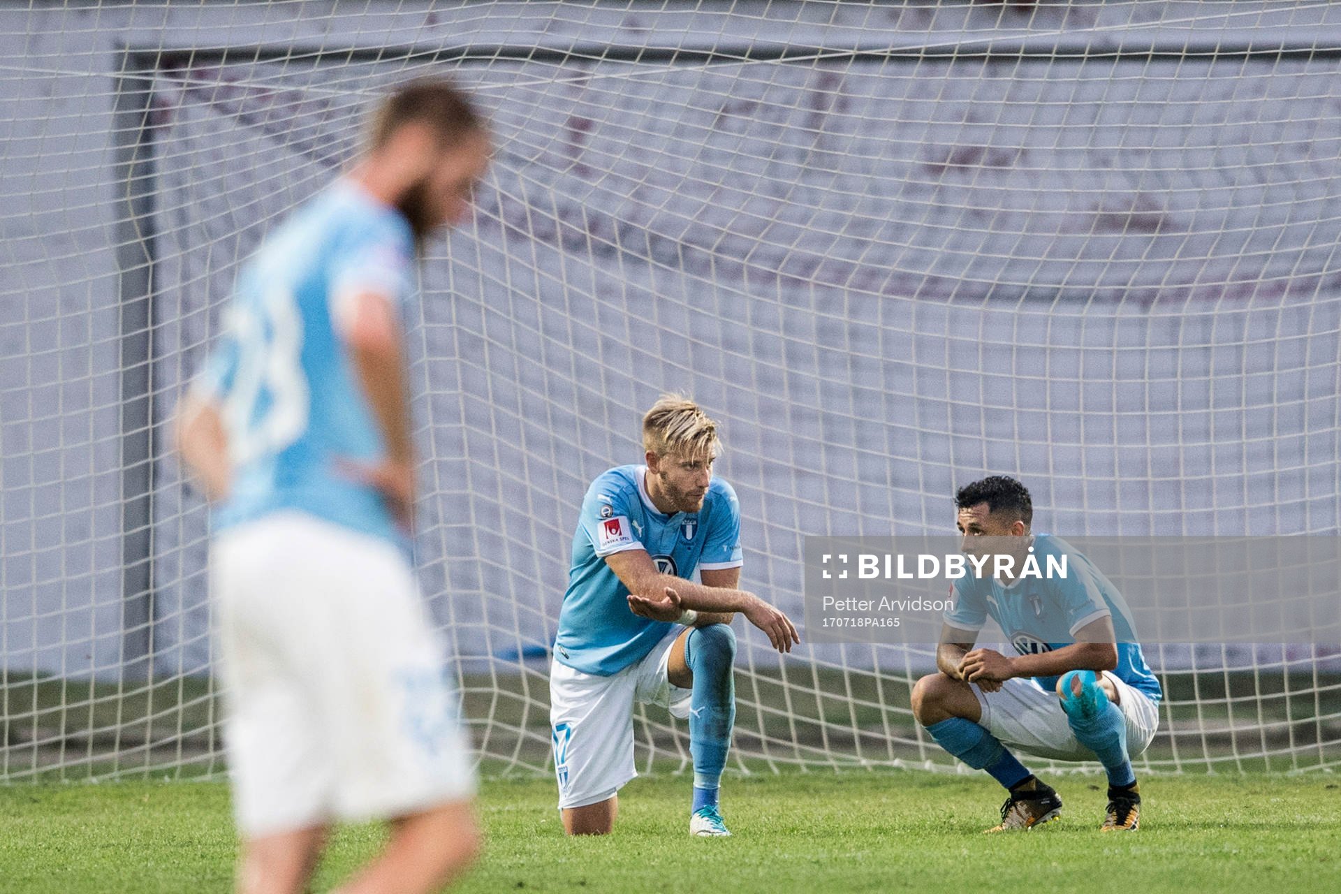 Malmö FFs Rasmus Bengtsson och Yoshimar Yotún deppar
