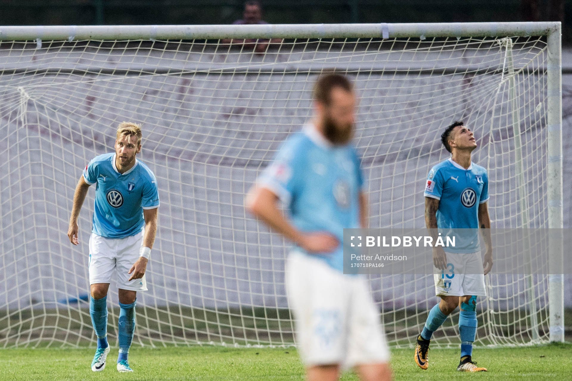 Malmö FFs Rasmus Bengtsson och Yoshimar Yotún deppar