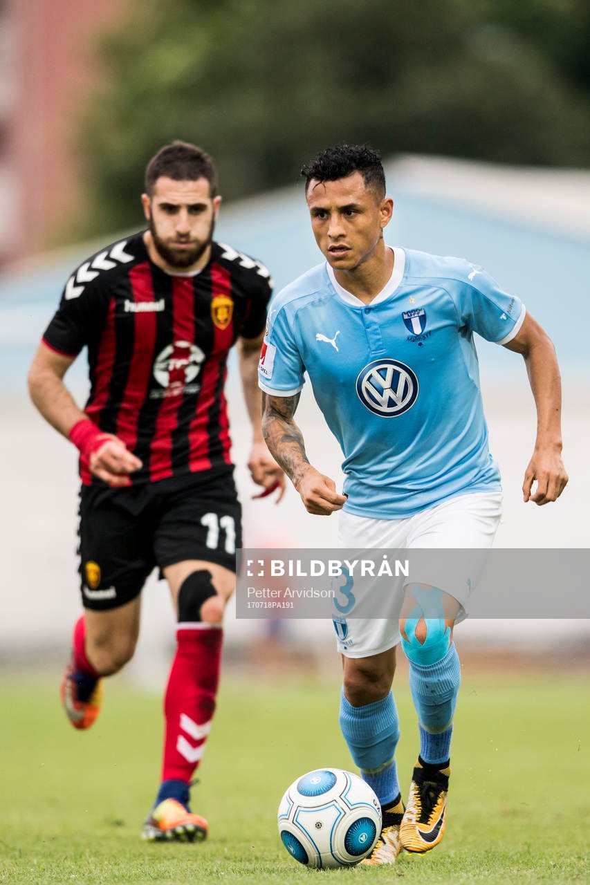 Malmö FFs Yoshimar Yotún och Vardars Tigran Basregjan under fotbollsmatchen mellan Vardar och Malmö FF i kvalet till Champions League den 18 juli 2017 i Strumica.
