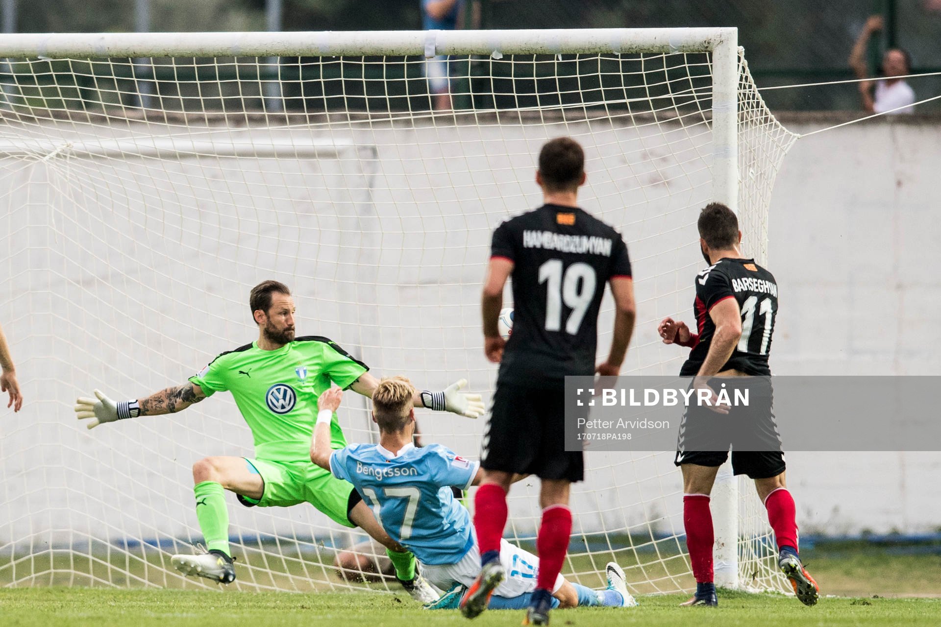 Vardars Tigran Basregjan (th) gör 2-1 på straffretur