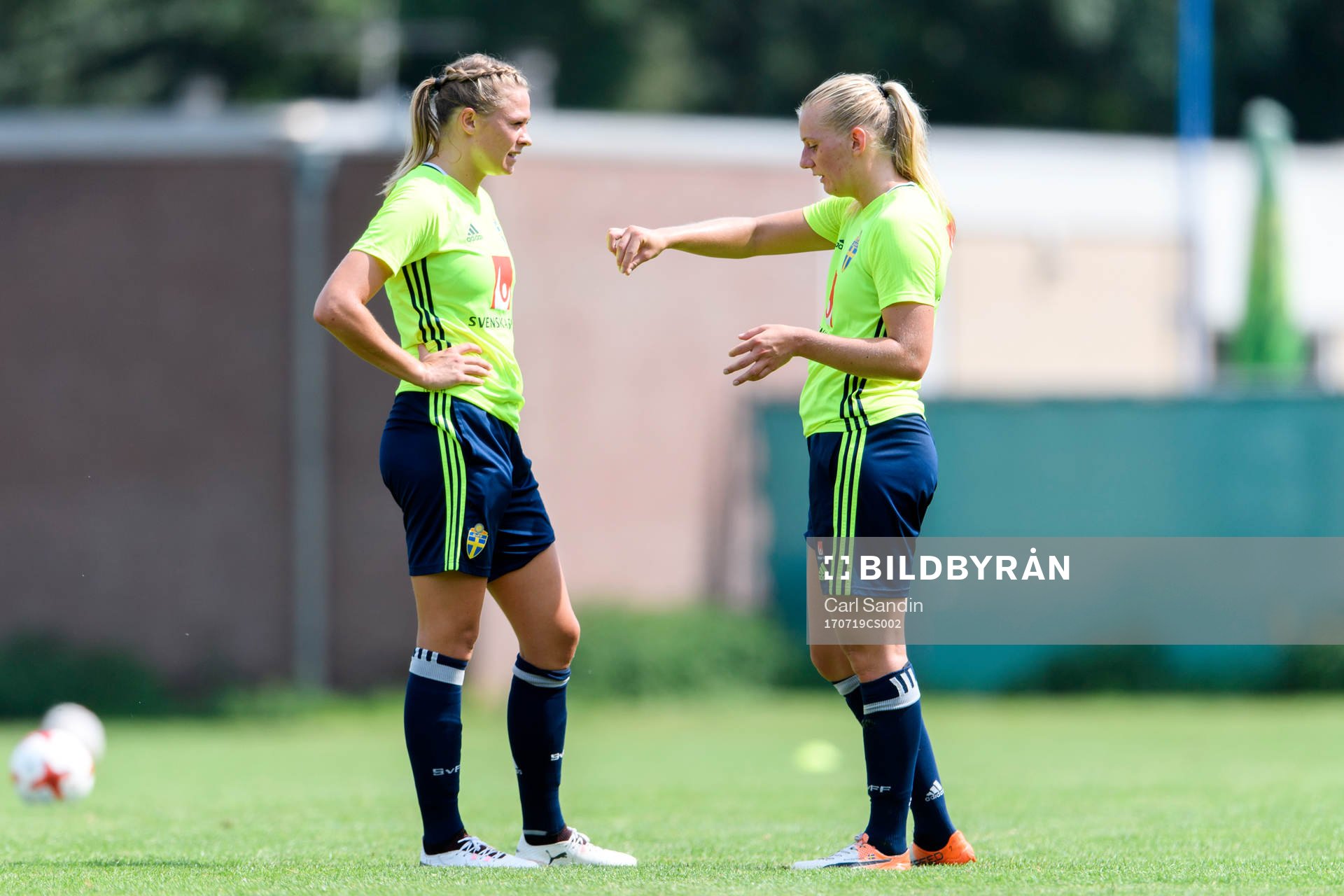 Fridolina Rolfö och Stina Blackstenius på en träning med
