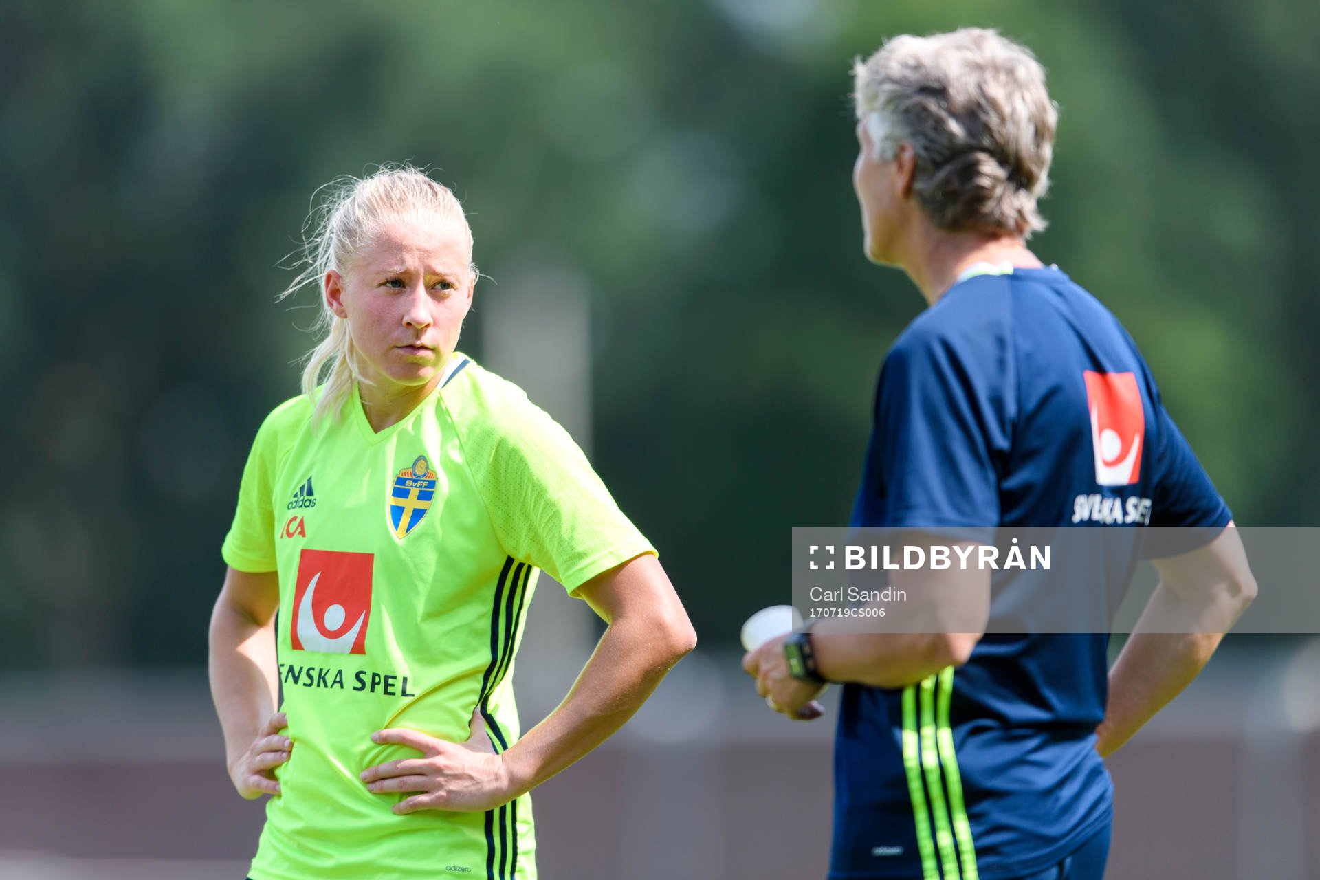 Julia Spetsmark pratar med förbundskapten Pia Sundhage på en träning med det svenska landslaget under dag 4 av fotbolls-EM den 19 juli 2017 i Arnhem.